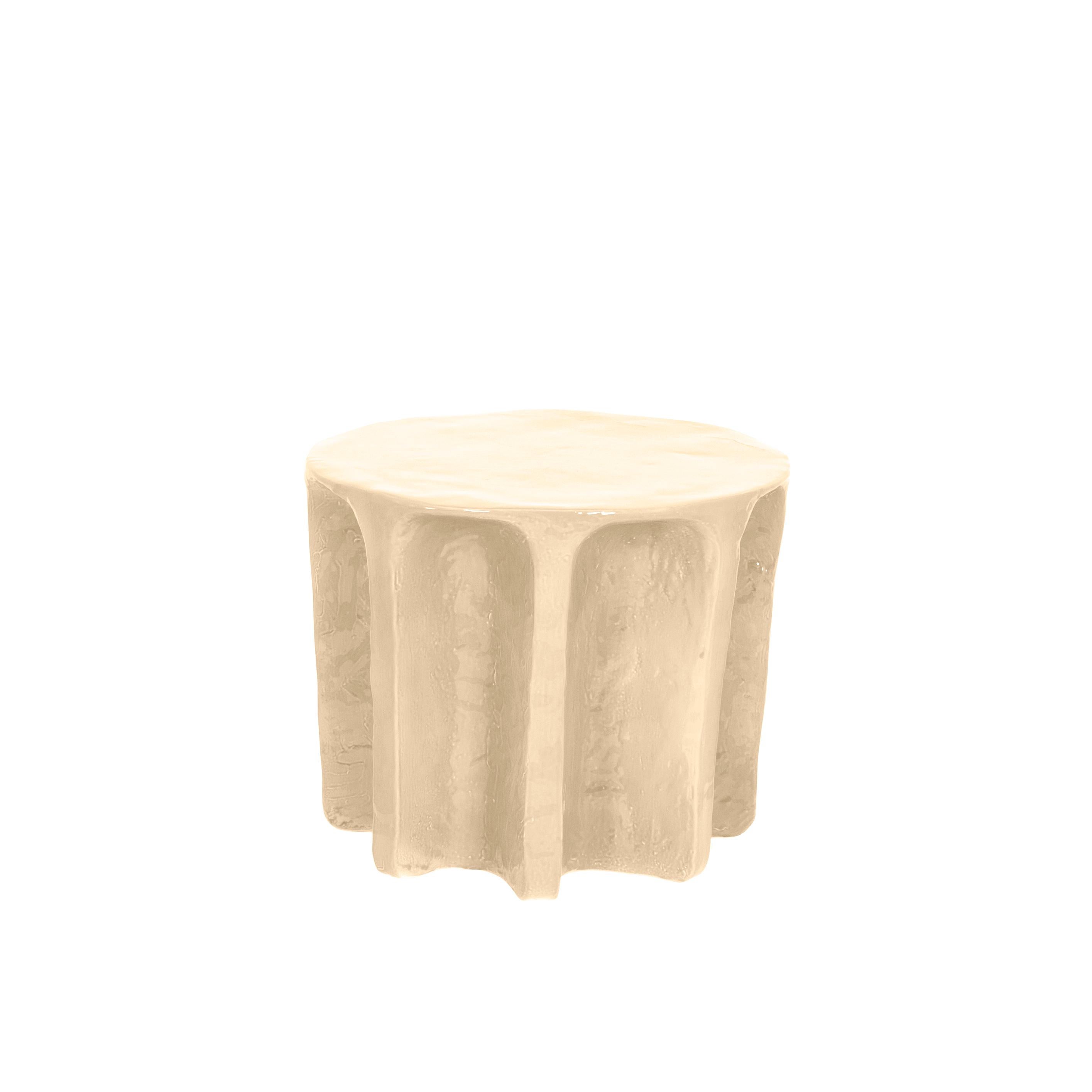 Table basse ronde en sable Chouchou par Pulpo
Dimensions : D55 x H45 cm
Matériaux : Céramique

Également disponible en différentes couleurs.

Chouchou porte les contours d'une colonne antique - ce qui, connaissant le designer Lorenzo
