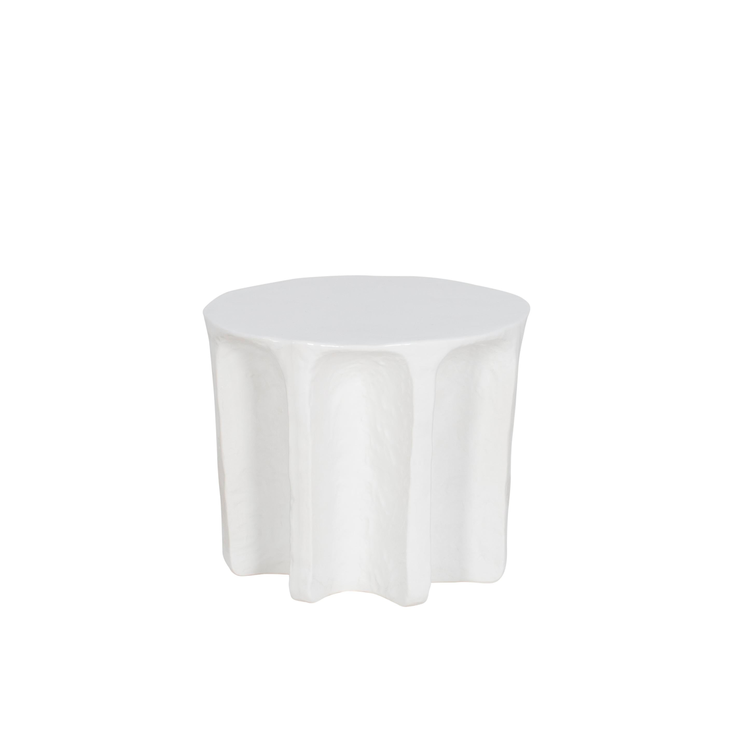 Table basse ronde blanche Whiting de Pulpo
Dimensions : D 55 x H 45 cm
Matériaux : céramique

Également disponible en différentes couleurs.

Chouchou porte les contours d'une colonne antique - ce qui, connaissant le designer Lorenzo Zanovello, est