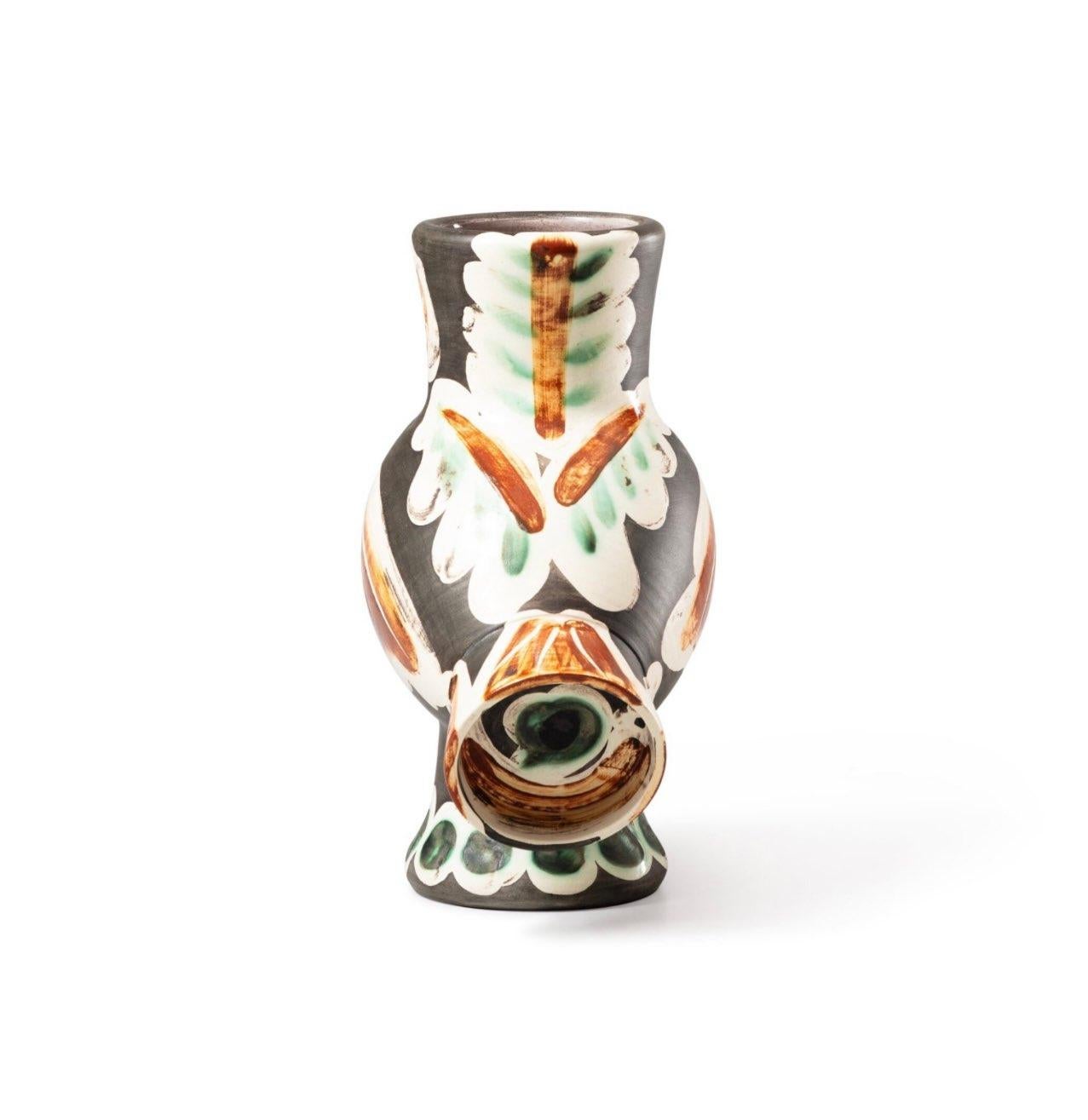 La Chouette (AR 543) de Pablo Picasso, créée en 1953, est l'une des pièces les plus emblématiques de son œuvre prolifique en céramique. Ce charmant vase en forme de hibou témoigne de la créativité ludique et de la maîtrise technique de Picasso dans
