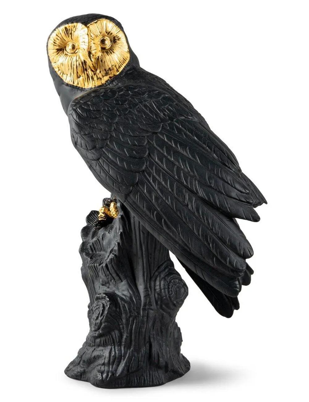 Sculpture Chouette Black tout en porcelaine fine en
finition noire mate et avec des finitions lustrées dorées.
