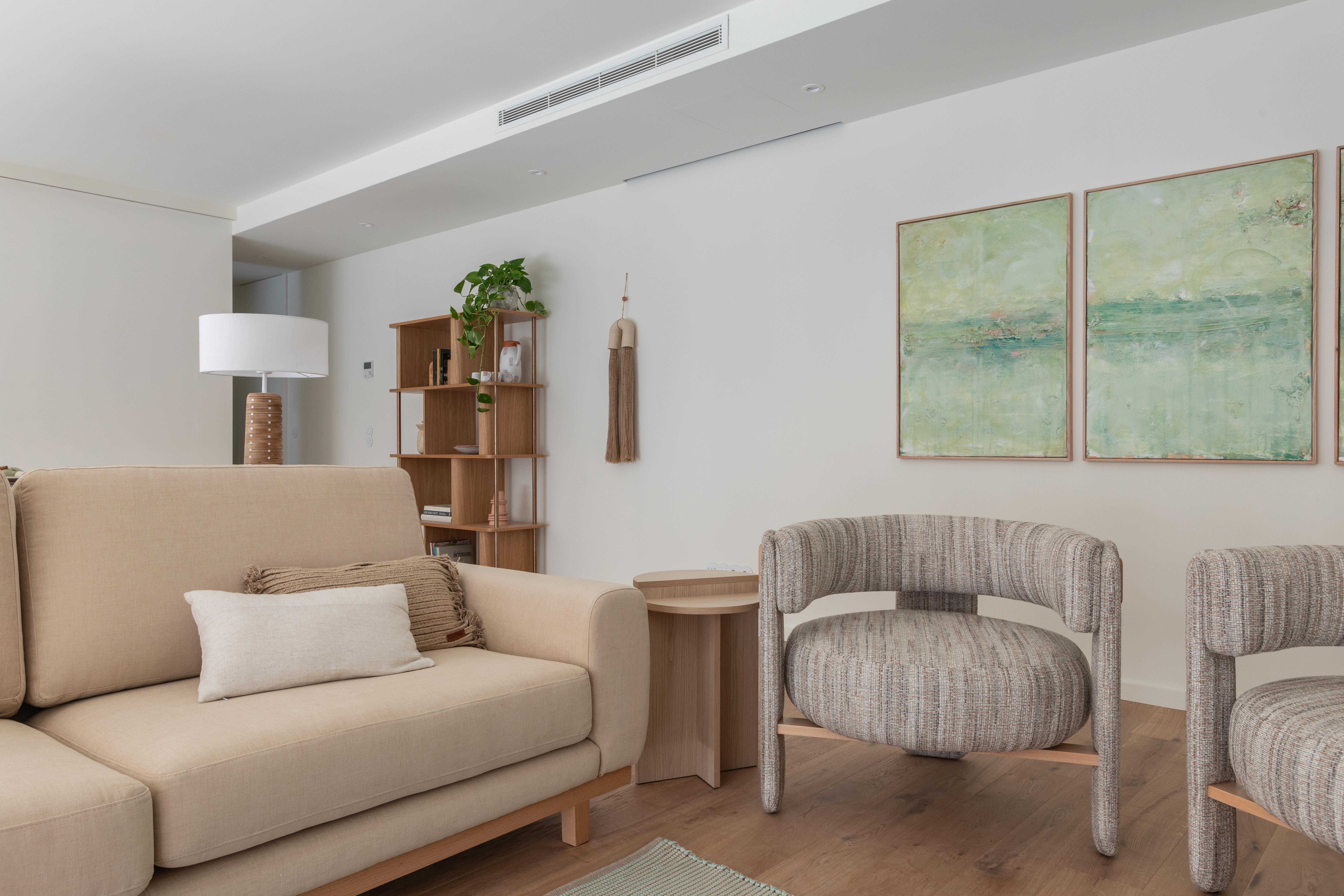 Sillón Choux con Tejido Bayes Sunshine y Aplicaciones de Madera Natural Metal en venta