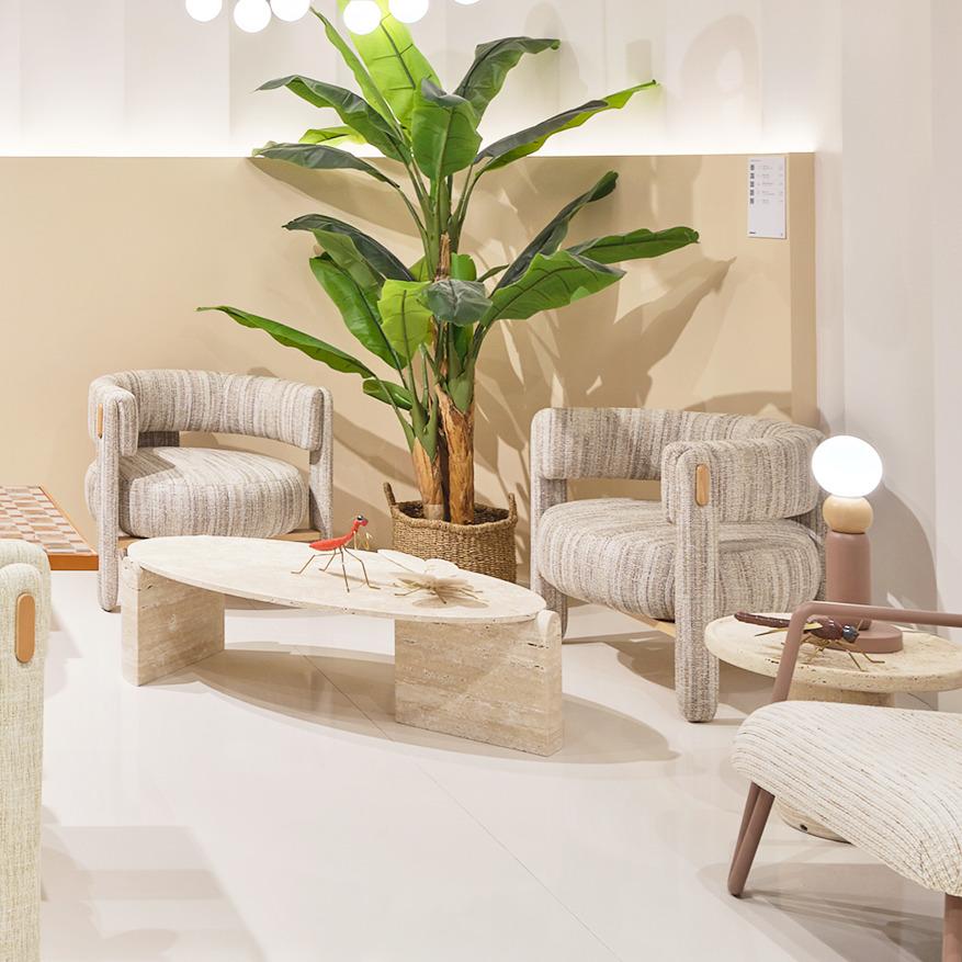 Le fauteuil Choux est proportionnel et sculptural, parfaitement adapté à l'échelle humaine. Il rassemble de solides formes rembourrées légèrement soutenues par d'élégants supports qui peuvent être entièrement rembourrés dans une sélection de tissus