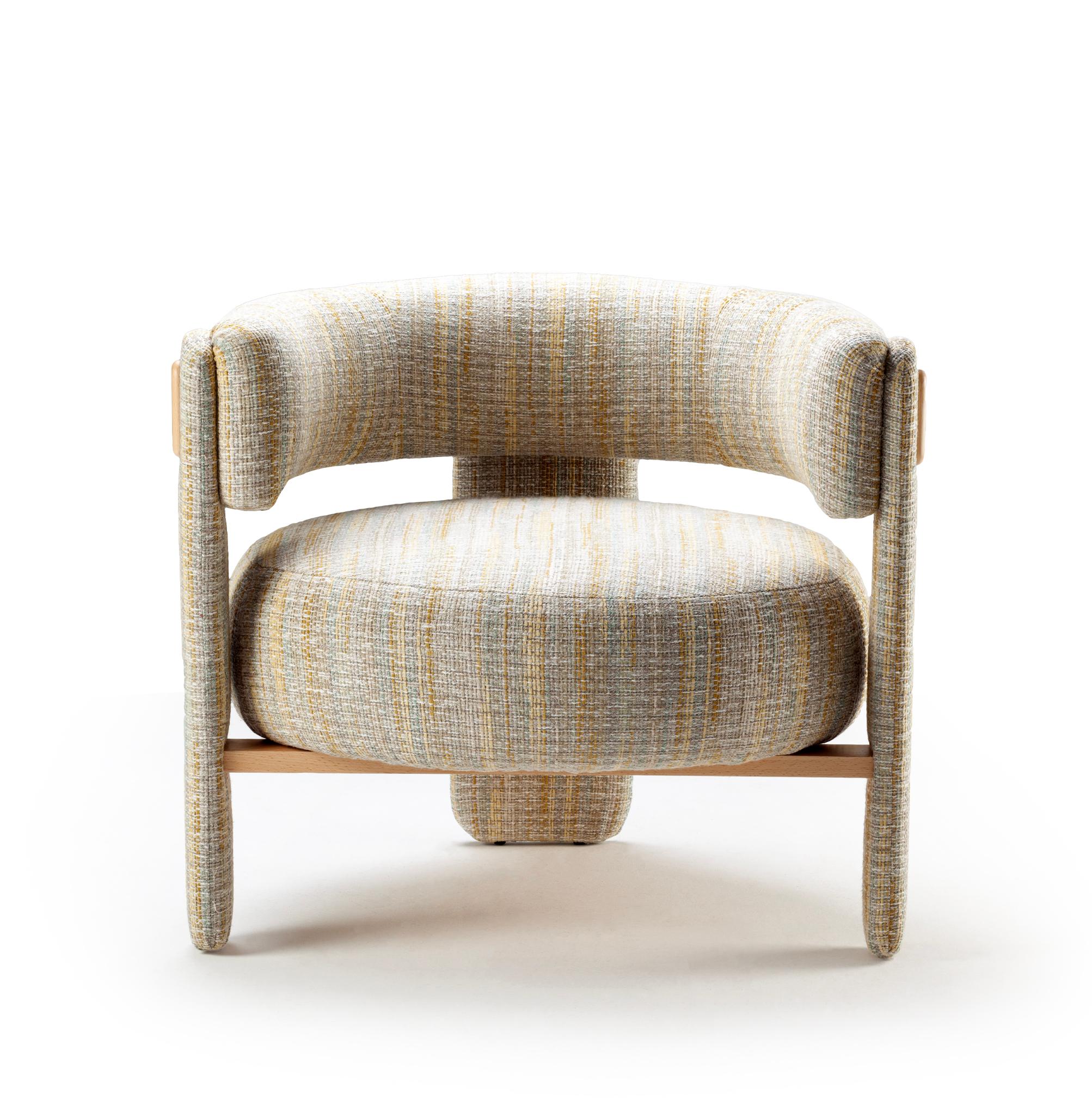 Der Sessel Choux ist proportional und skulptural, perfekt auf den menschlichen Maßstab abgestimmt. Es versammelt starke, gepolsterte Formen, die leicht auf eleganten Gestellen ruhen, die vollständig mit einer Auswahl an kuratierten Stoffen oder