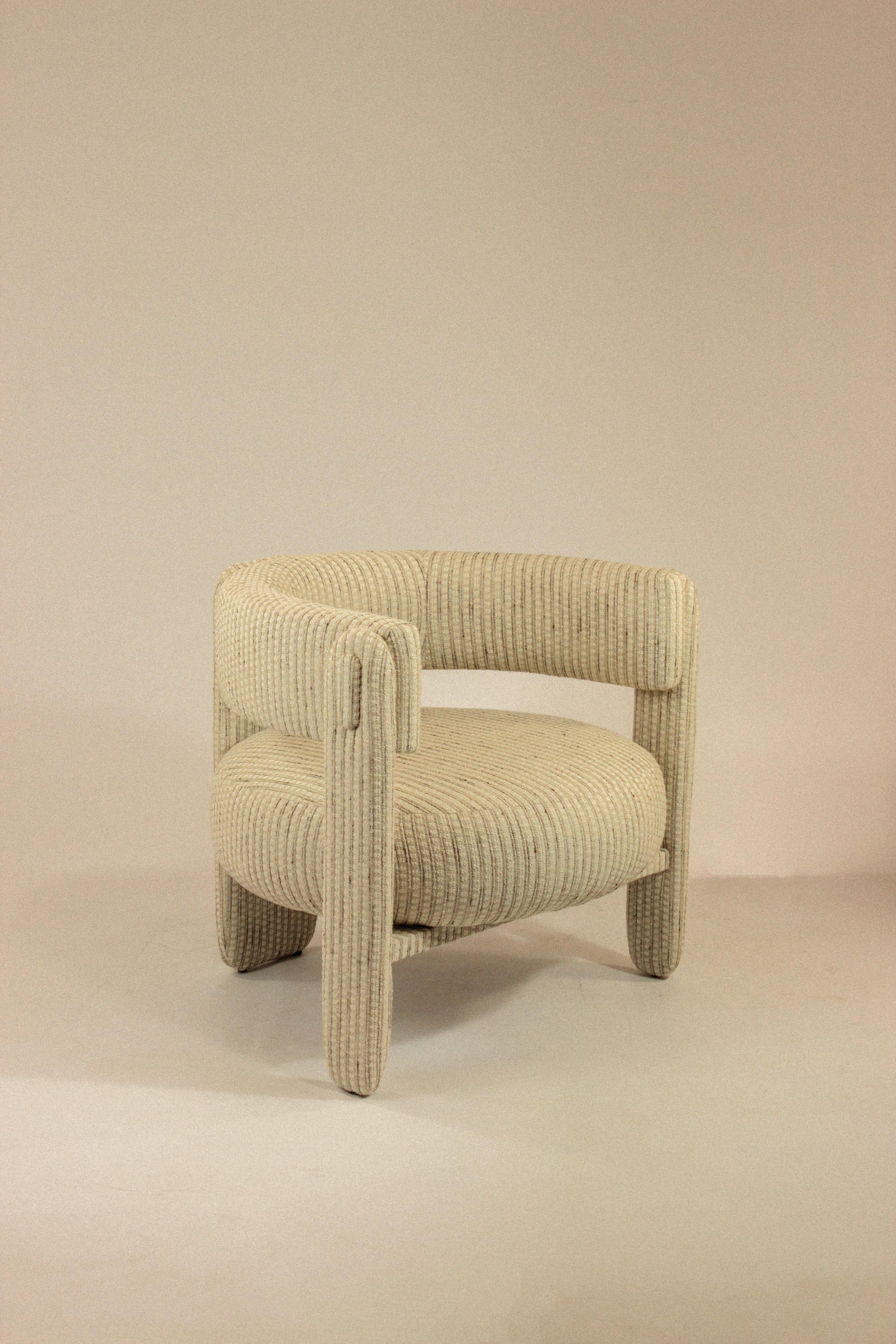 Choux armchair is proportional and sculptural, perfectly made to the human scale. It gathers strong upholstered shapes lightly supported on elegant stands that can be fully upholstered in a selection of curated fabrics or lacquered colours,
The seat