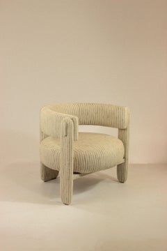 Poltrona Choux con tessuto Gilman Shingle e applicazioni in tessuto