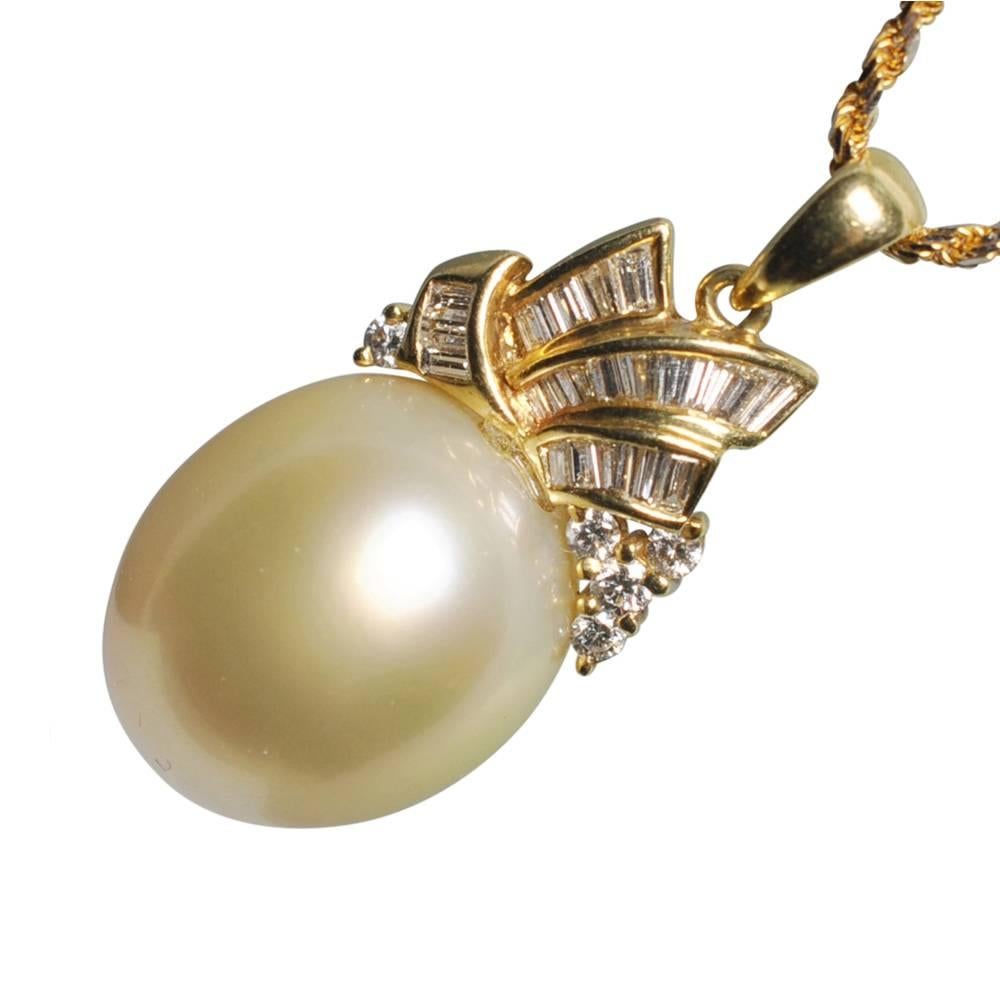 South Sea Pearl and Diamond pendant, by leading Hong Kong jewellery house, Chow Tai Fook in 18ct yellow gold.  This gorgeous pendant has all the quality and excellent workmanship this top jewellery house is renowned for. The oval pearl measures