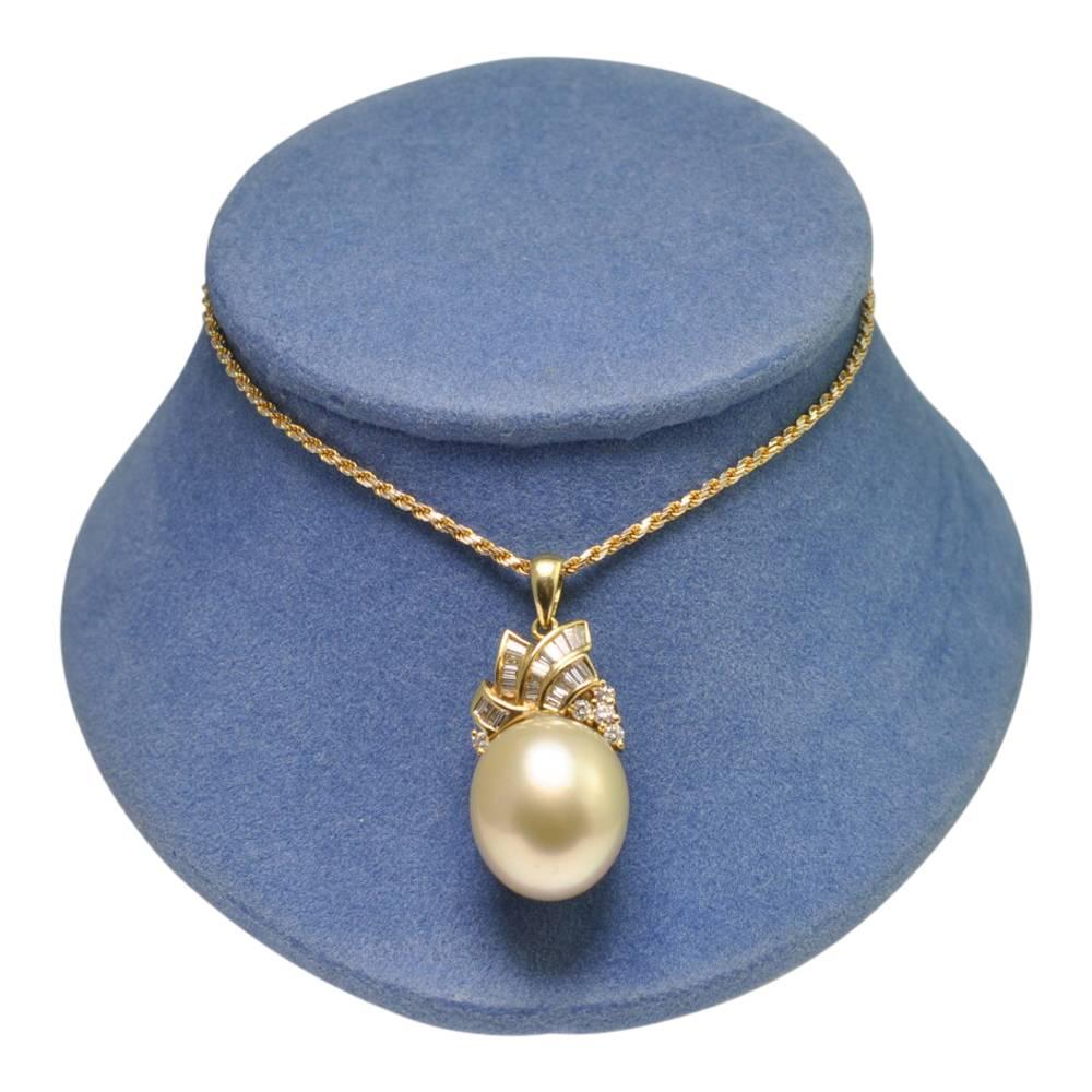 Chow Tai Fook South Sea Pearl Diamond Gold Pendant In Excellent Condition In ALTRINCHAM, GB