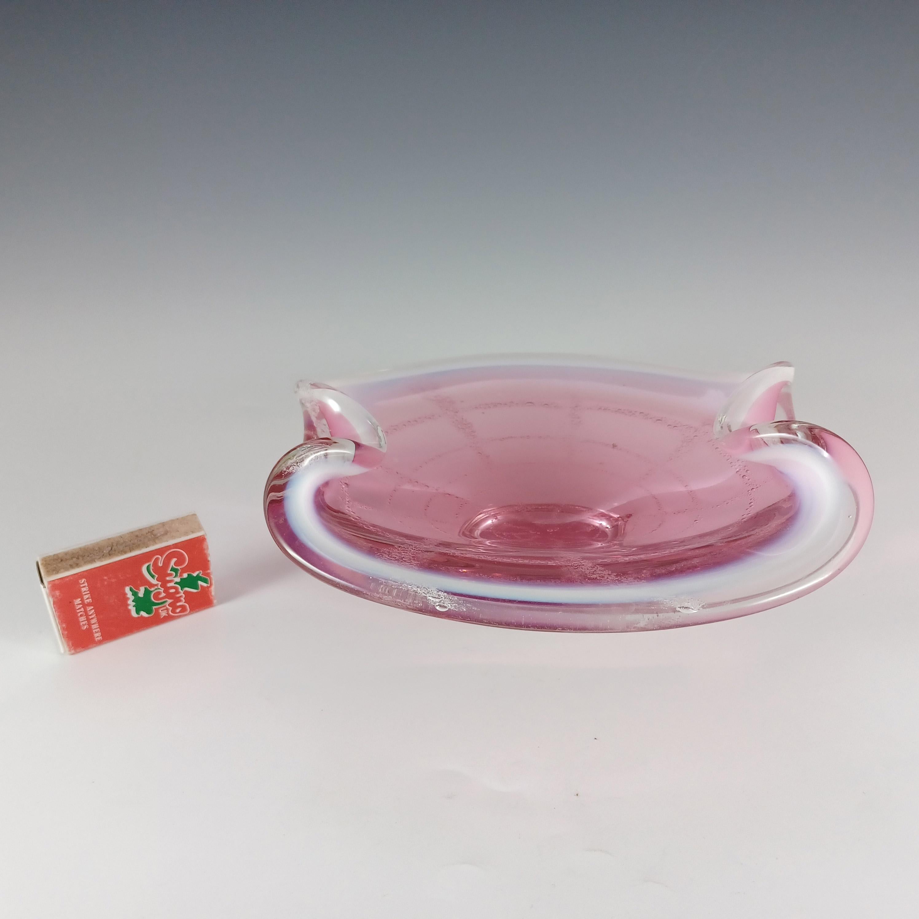 Chřibská #346/5/18 Ciotola a ragnatela in vetro rosa e bianco ceco in vendita 3