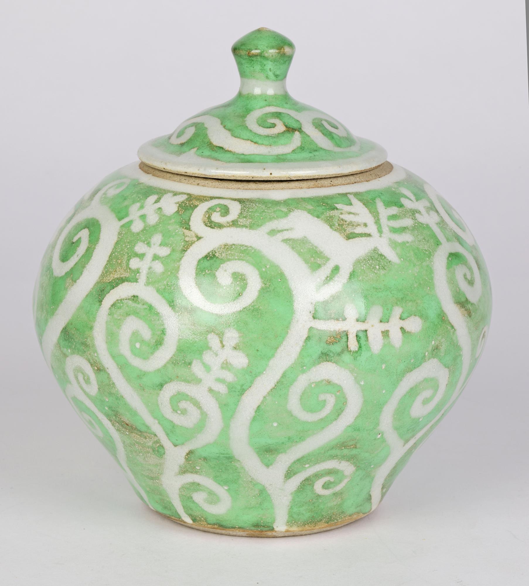 Pot à couvercle peint, Chris Barnes Morvern Studio Pottery en vente 10