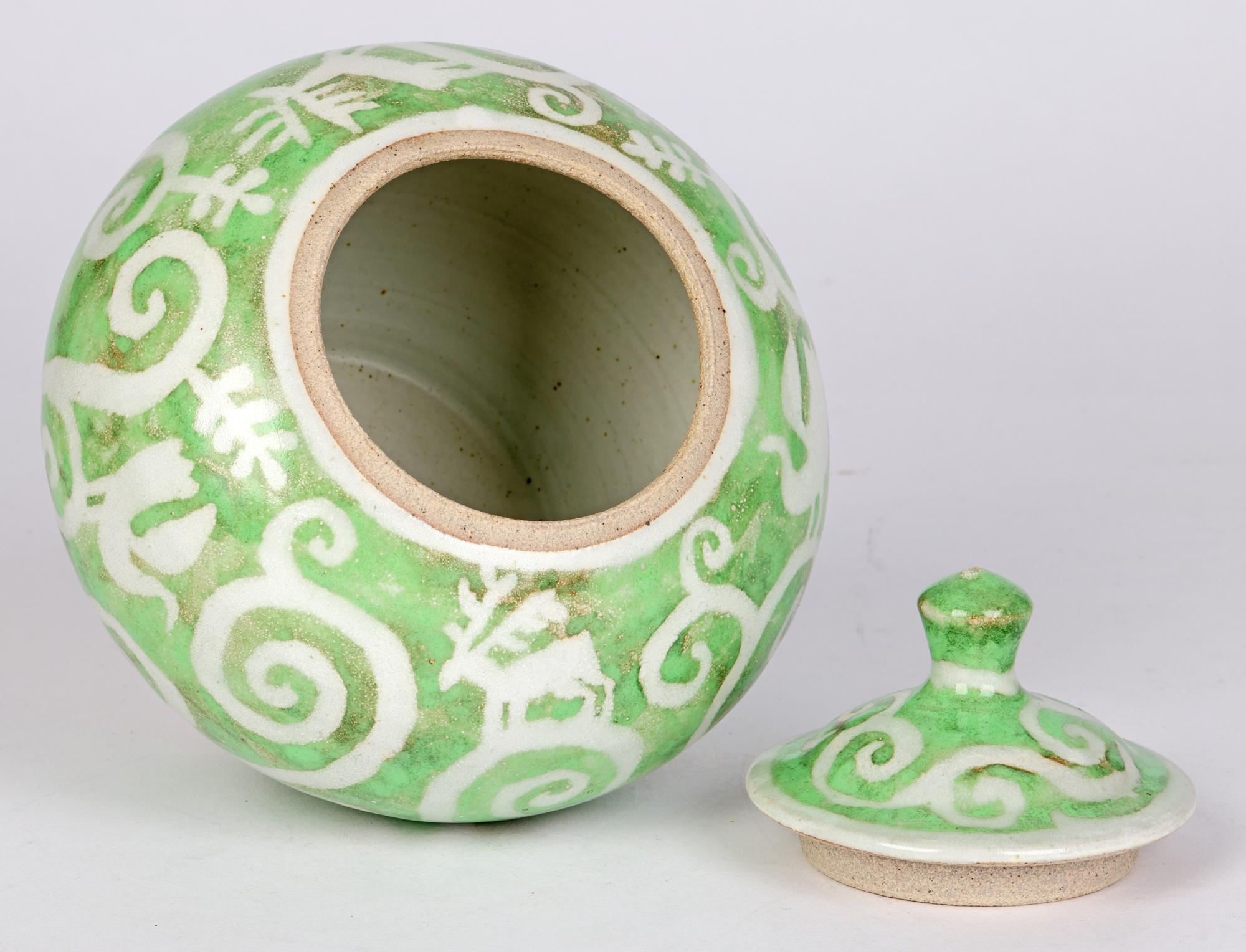 Chris Barnes Morvern Studio Pottery Bemalter Deer- und Vogelgefäß mit Deckel aus Keramik mit Deckel im Angebot 1