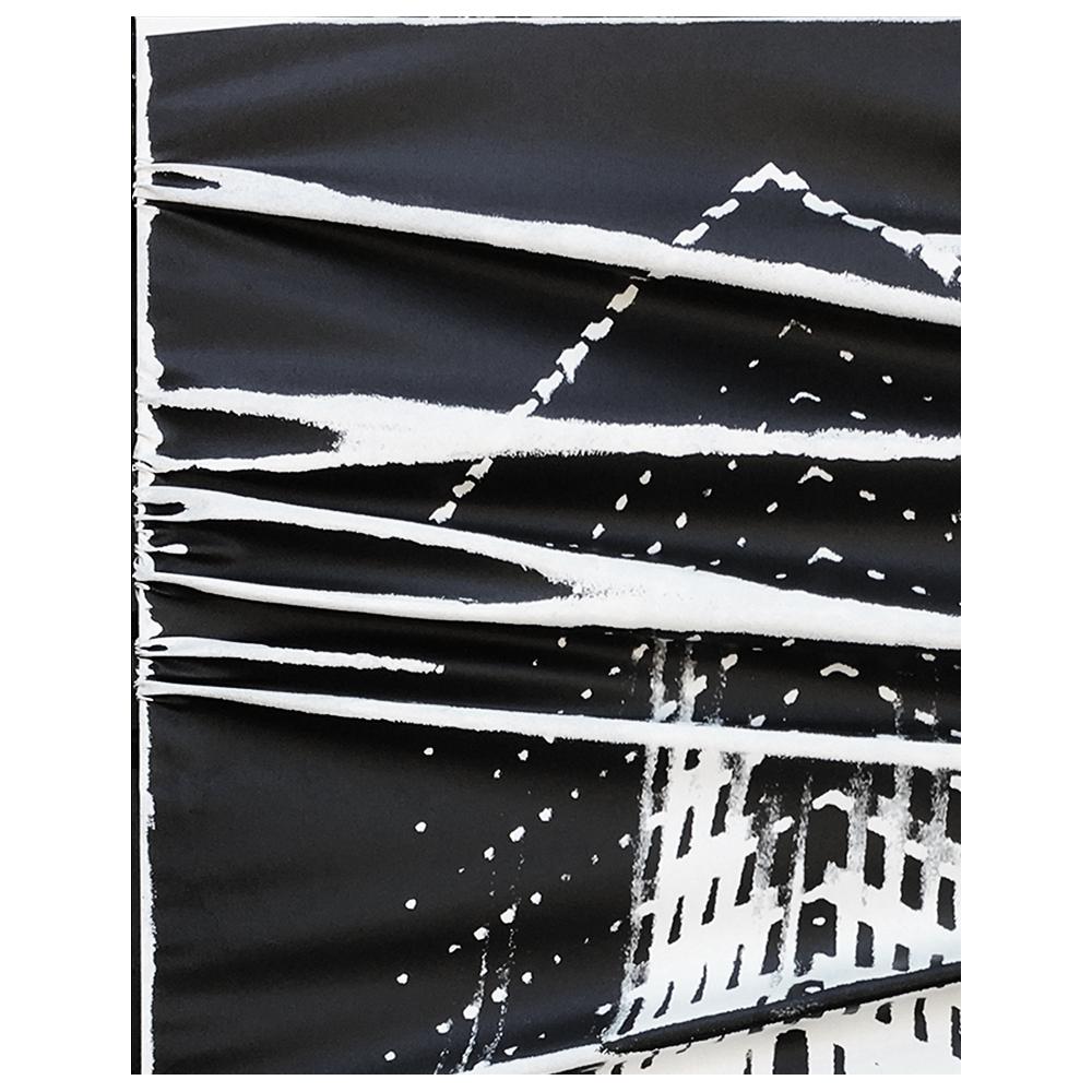 Pintura escultórica abstracta experimental en blanco y negro del artista de Houston, TX, Chris Bexar. La obra representa un edificio arquitectónico pintado con tinta UV y acrílico sobre lienzo. La obra está firmada, titulada y fechada por el