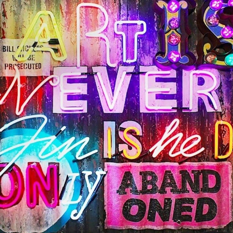 Chris Bracey
L'art n'est jamais terminé
39 x 43 pouces
Lettres trouvées et nouveaux néons, montés sur de la tôle ondulée trouvée et peinte à la main
1 restant dans l'édition
Signé, numéroté