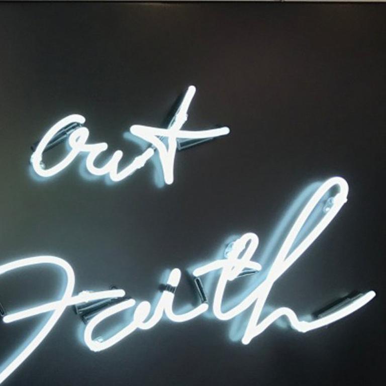 Auslösen und berühren Sie den Glauben - Neon (Zeitgenössisch), Mixed Media Art, von Chris Bracey