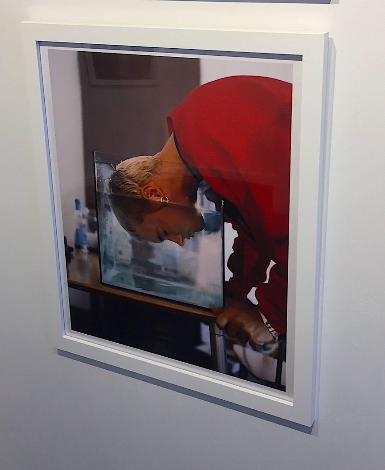 Eminem 1999 (non encadré) photo figurative portrait contemporain rouge - Photograph de Chris Buck