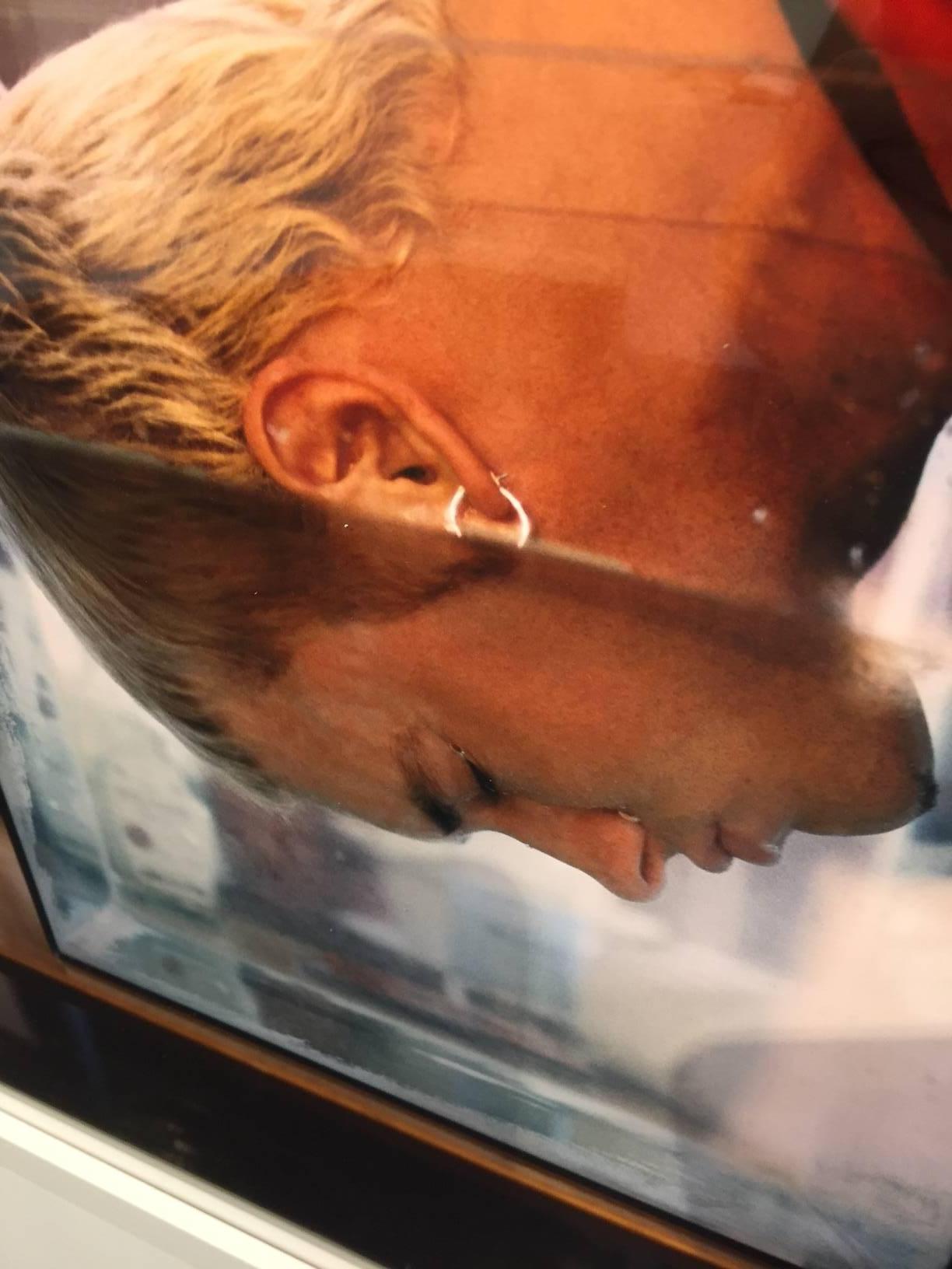 Eminem 1999 (non encadré) photo figurative portrait contemporain rouge - Contemporain Photograph par Chris Buck