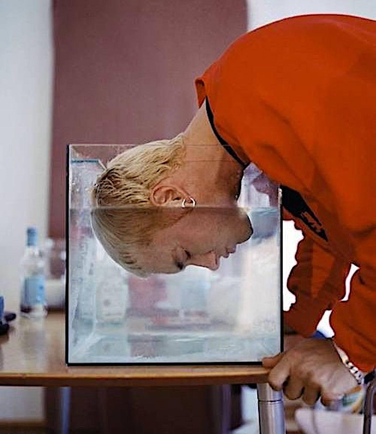 Chris Buck Figurative Photograph – Eminem 1999 (ungerahmt) Foto figurativ zeitgenössisches rotes Porträt