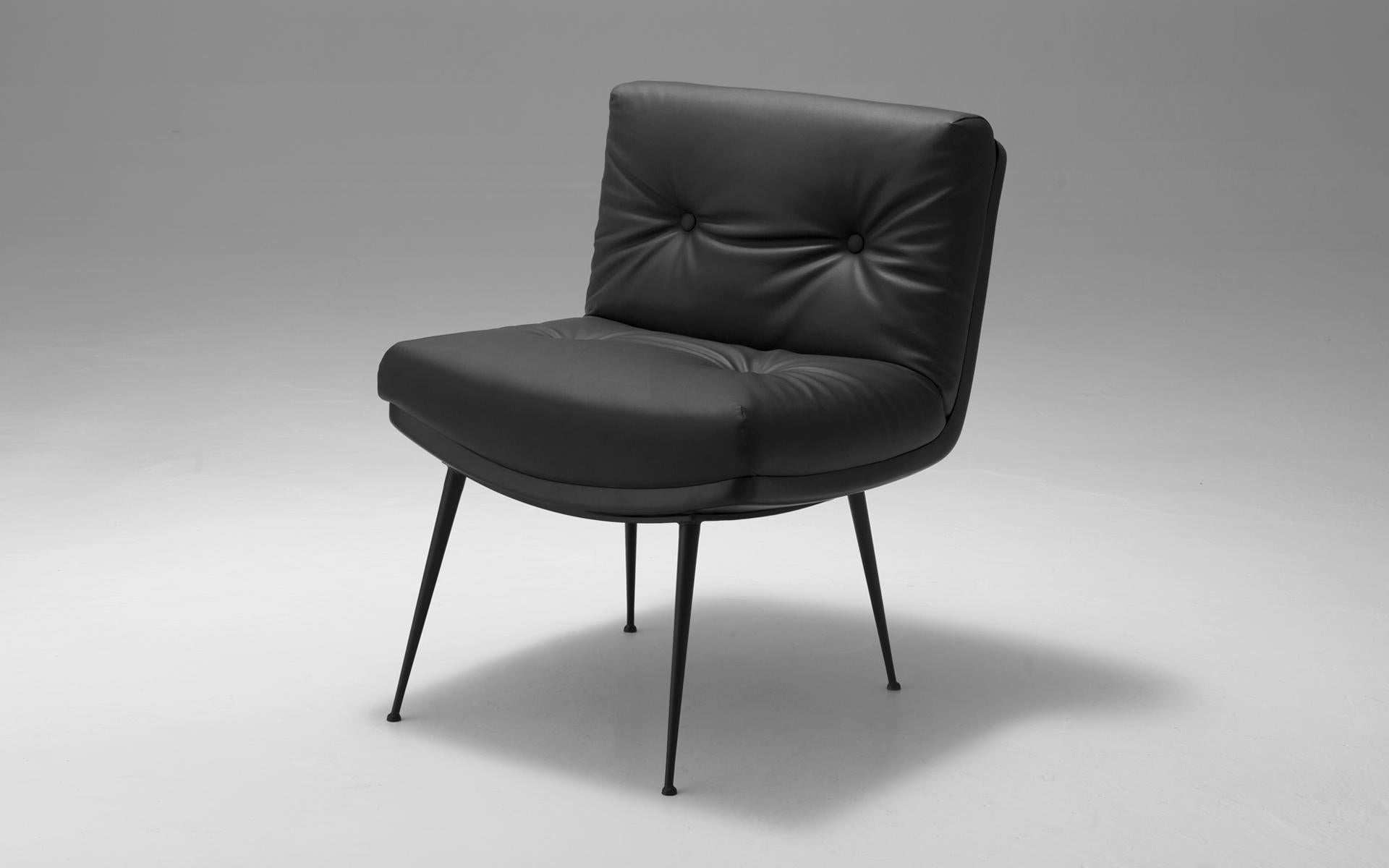 Silla Chris de Imperfettolab
Dimensiones: 70 x 60 x H 84 cm
Materiales: Fibra de vidrio, polipiel

Laboratorio Imperfetto
¿Quiénes somos? Somos una familia.
Verter Turroni, Emanuela Ravelli y nuestros hijos Elia, Margherita y Eusebio.
En conjunto,
