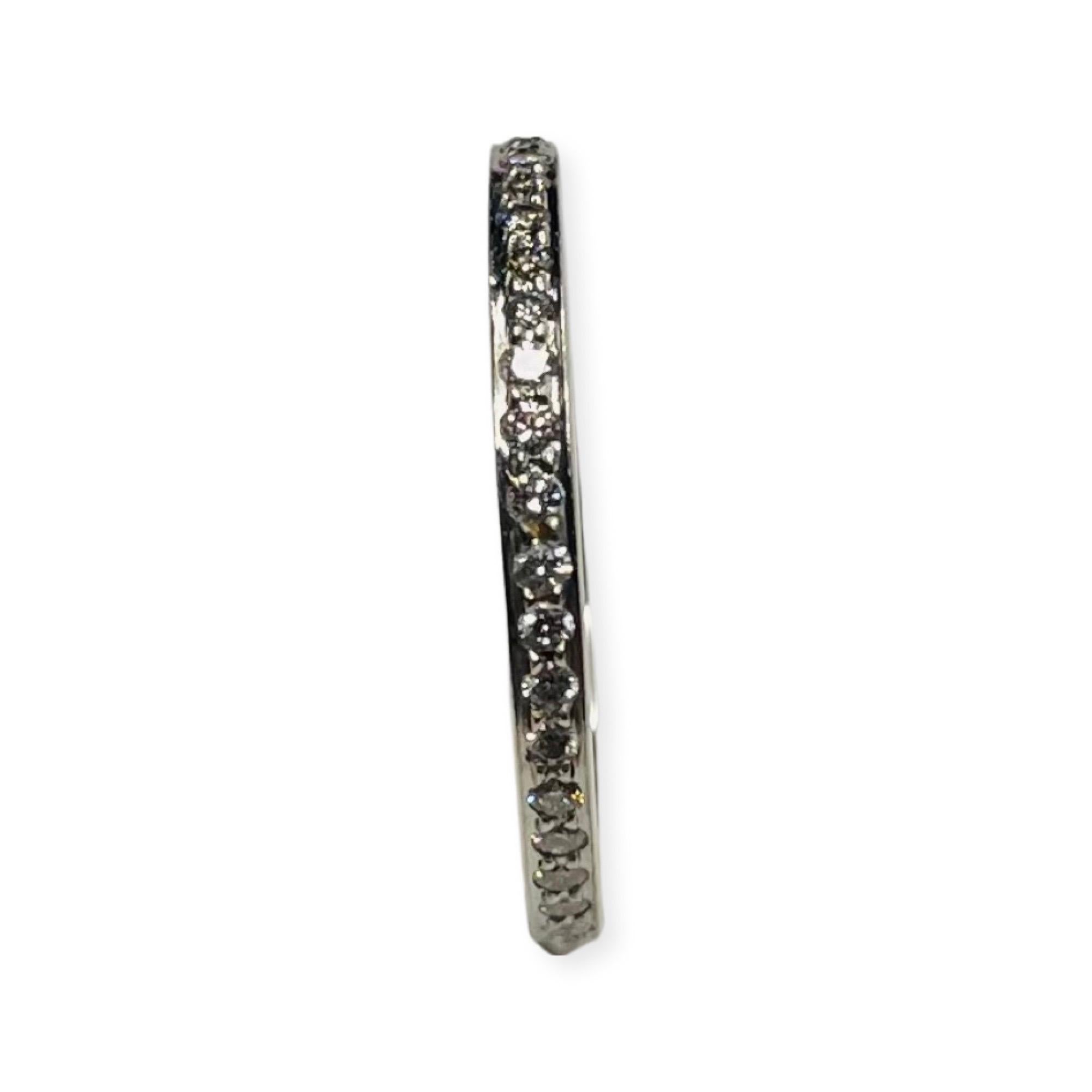 Chris Correia Platin Diamant Eternity Band. Dieser Ring ist 2,09 mm breit. Er hat 42 runde Brillanten im Vollschliff, die in Pflaster gefasst sind und ein Gesamtgewicht von 0,45 Karat haben. Sie sind VS Klarheit und G Farbe. Dieser Ring hat die