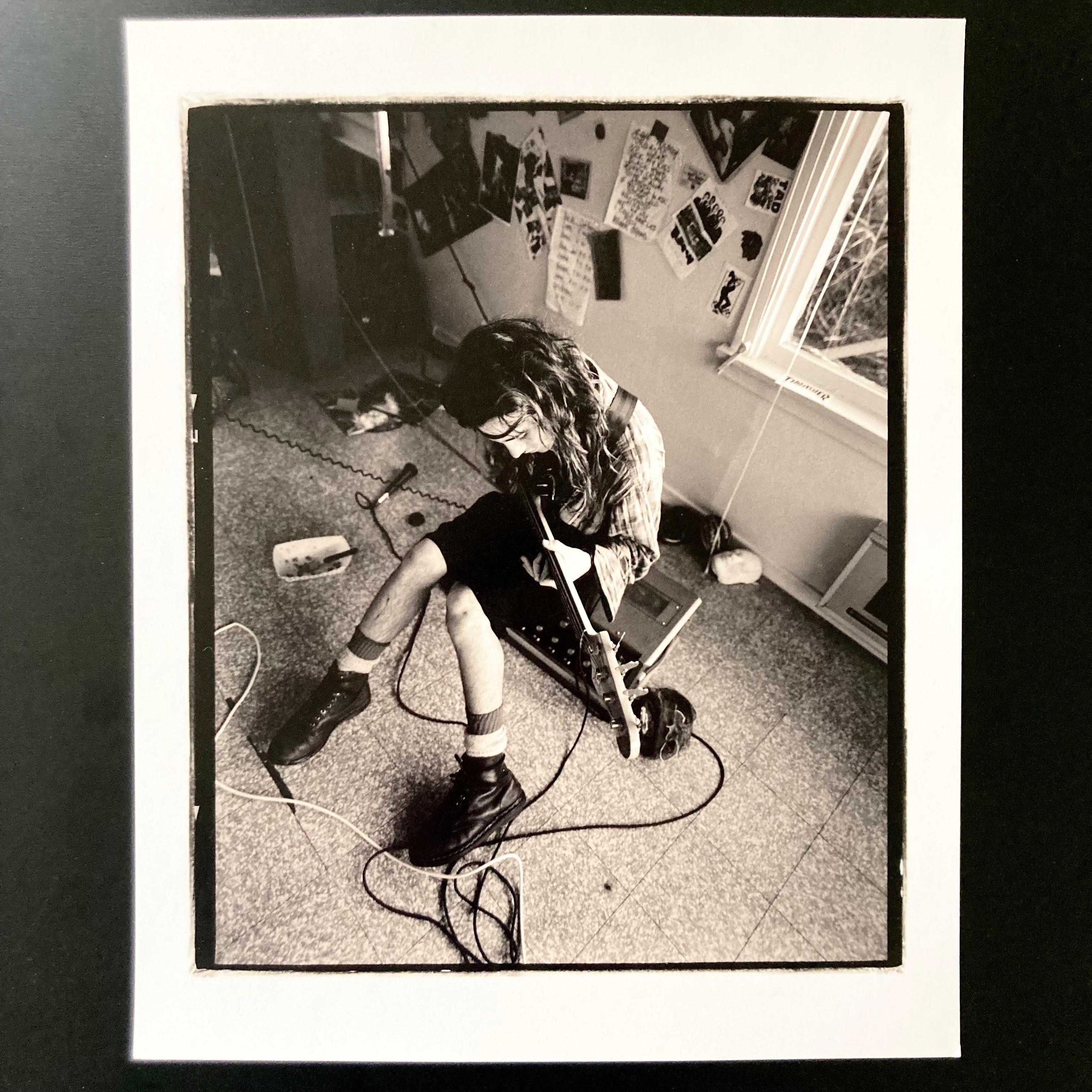 Eddie Vedder de Pearl Jam jouant de la guitare, 8 "x10" Tirage à la chambre noire imprimé à la main, réalisé au moment de la prise de vue en 1992, et conservé à plat dans un environnement à température contrôlée.

Le tirage est en parfait état neuf