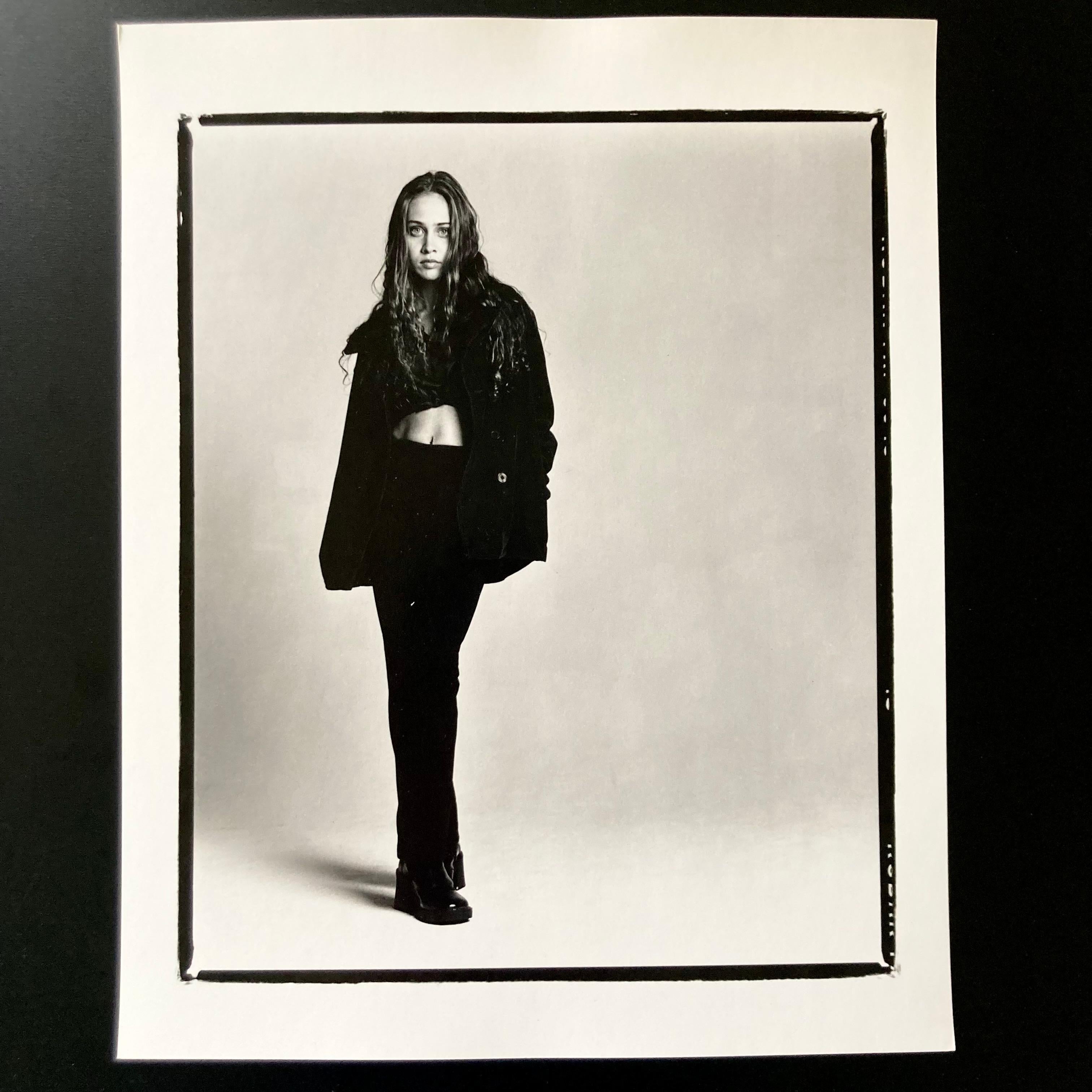 Sängerin Fiona Apple, 8 "x10" Handbedruckter Dunkelkammerabzug, der zum Zeitpunkt der Aufnahme 1996 erstellt und flach in einer temperaturkontrollierten Umgebung gelagert wurde.

Der Druck ist in einwandfreiem, neuem Zustand ohne Mängel. Auf der