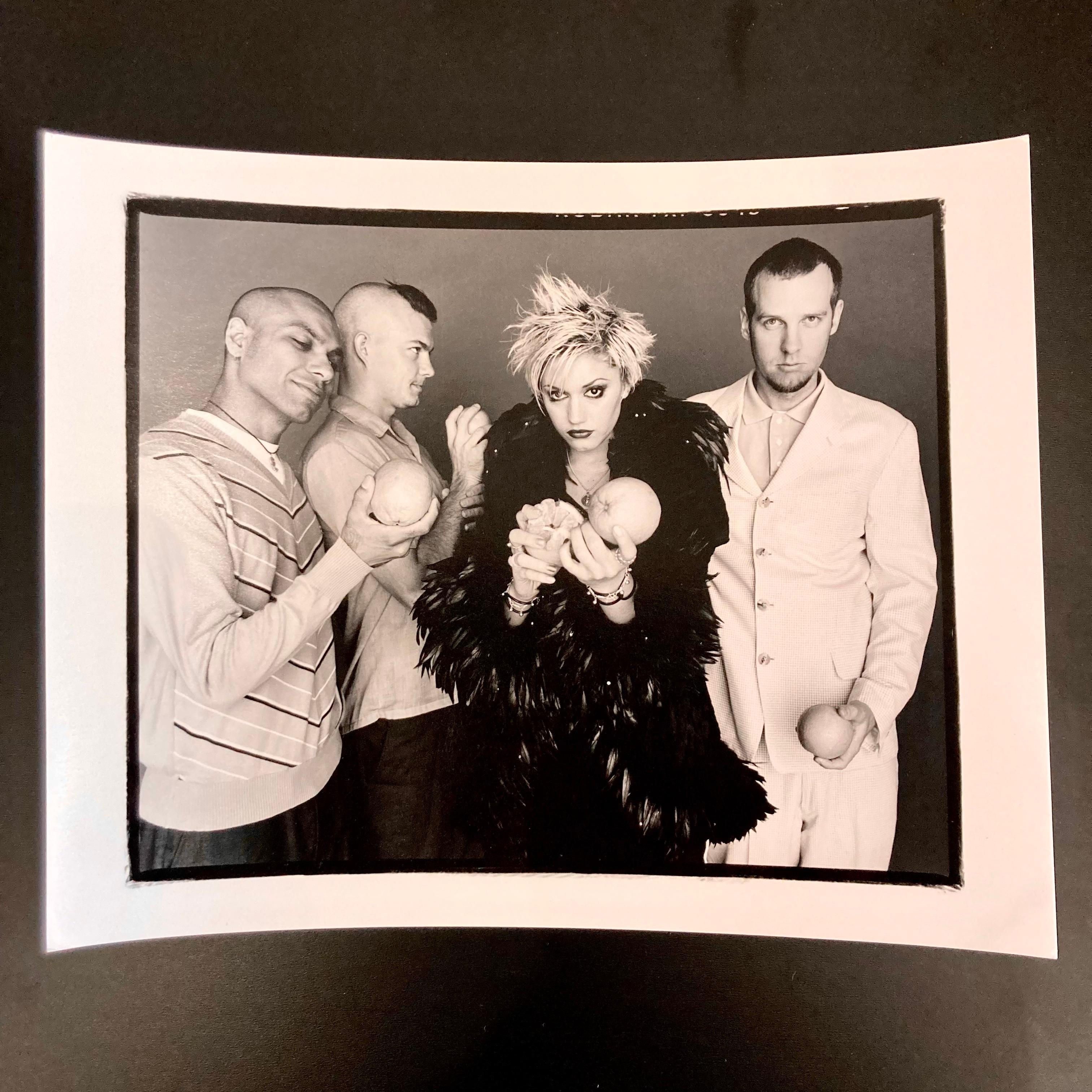 Gwen Stefani mit der Ska-Band No Doubt, 8 "x10" Handbedruckter Dunkelkammerabzug, der zum Zeitpunkt der Aufnahme 1997 gemacht und flach in einer temperaturgeregelten Umgebung gelagert wurde.

Der Druck ist in einwandfreiem, neuem Zustand ohne