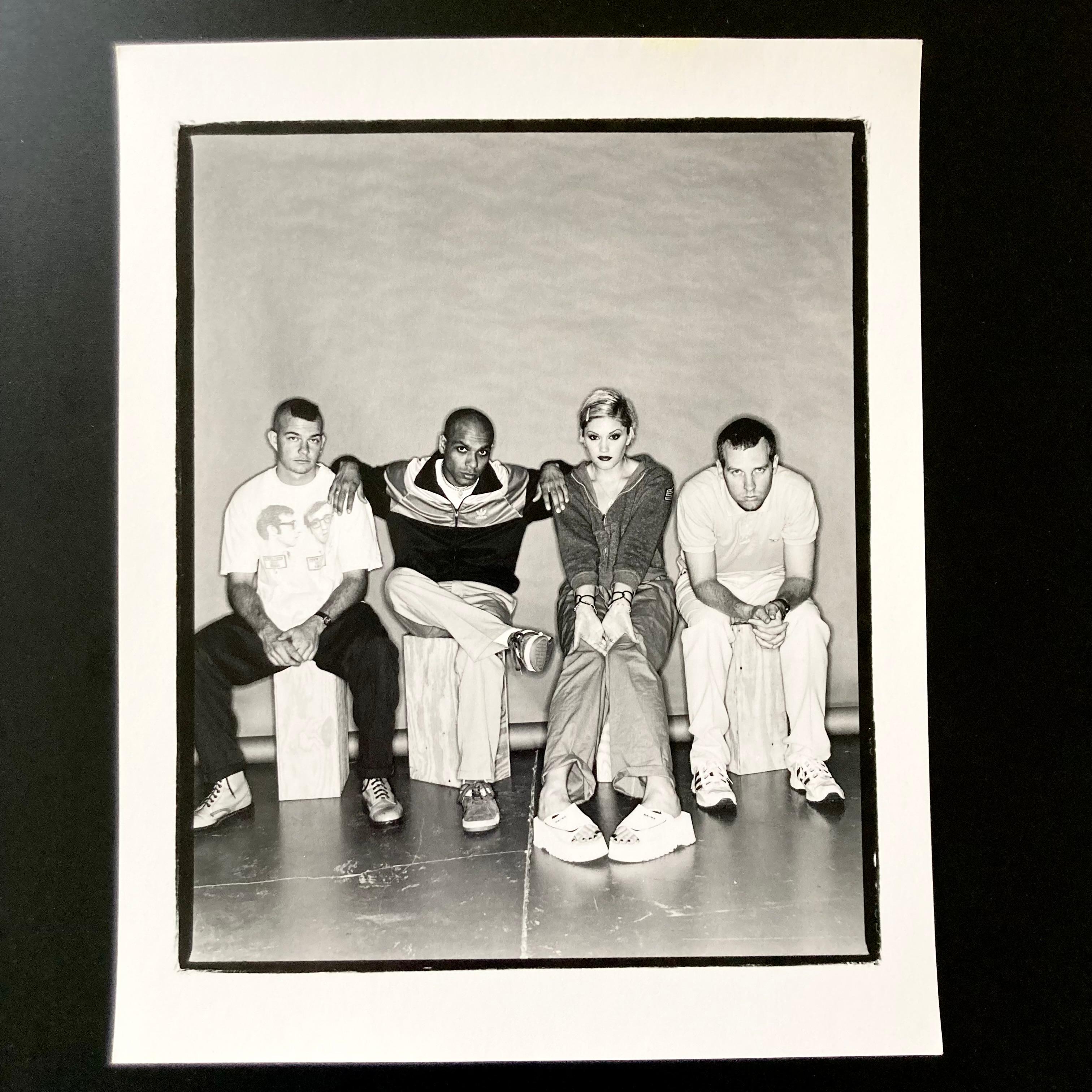 Gwen Stefani et le groupe Ska No Doubt, 8 "x10" Tirage à la chambre noire imprimé à la main, réalisé au moment de la prise de vue en 1997, et stocké à plat dans un environnement à température contrôlée.

Le tirage est en parfait état neuf et ne