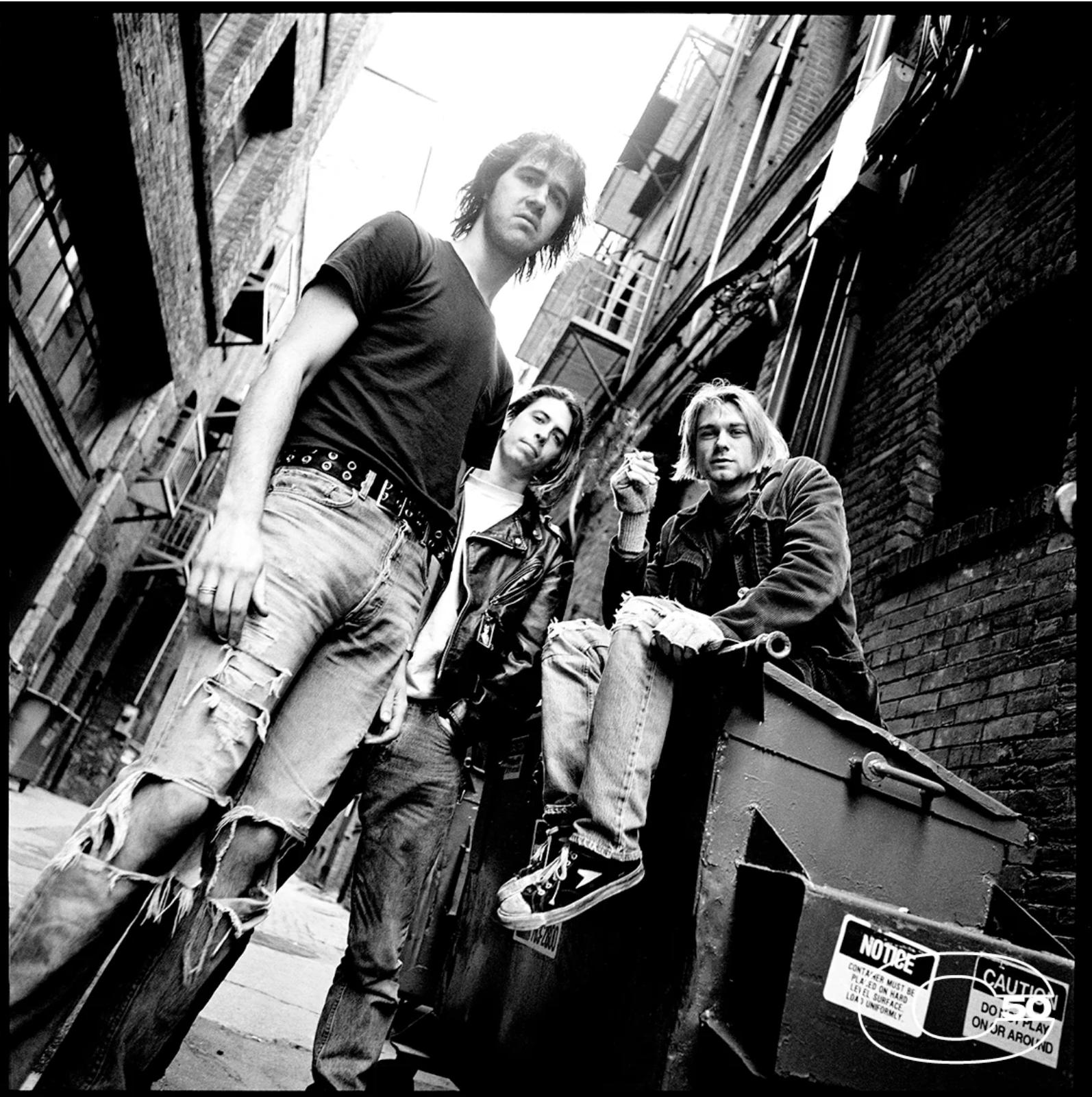 Impresión firmada en edición limitada de la banda grunge Nirvana con Kurt Cobain, Chris Novoselic y Dave Grohl de los Foo Fighters, del aclamado fotógrafo musical Chris Cuffaro. Tomada en marzo de 1991 en un callejón de Seattle

Edición limitada