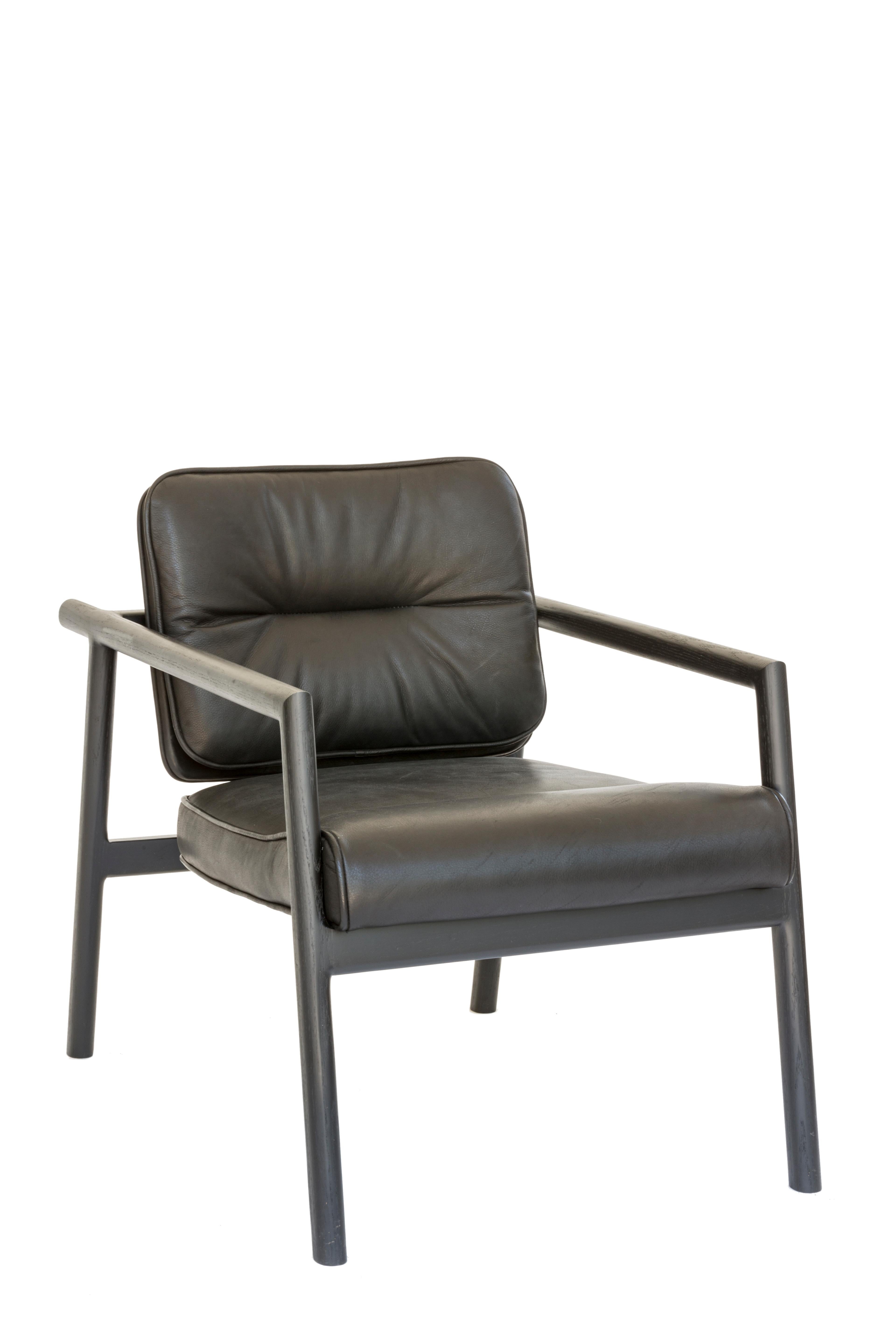 Massivholzkonstruktion mit handgeschnittenen Tischlerarbeiten und individuell gepolstertem Sitz und Rückenlehne. Dieser Stuhl ist in ebonisierter Eiche und schwarzem Leder abgebildet.

Vorrätige Lederauswahl: schwarz, oliv, camel oder vegtan