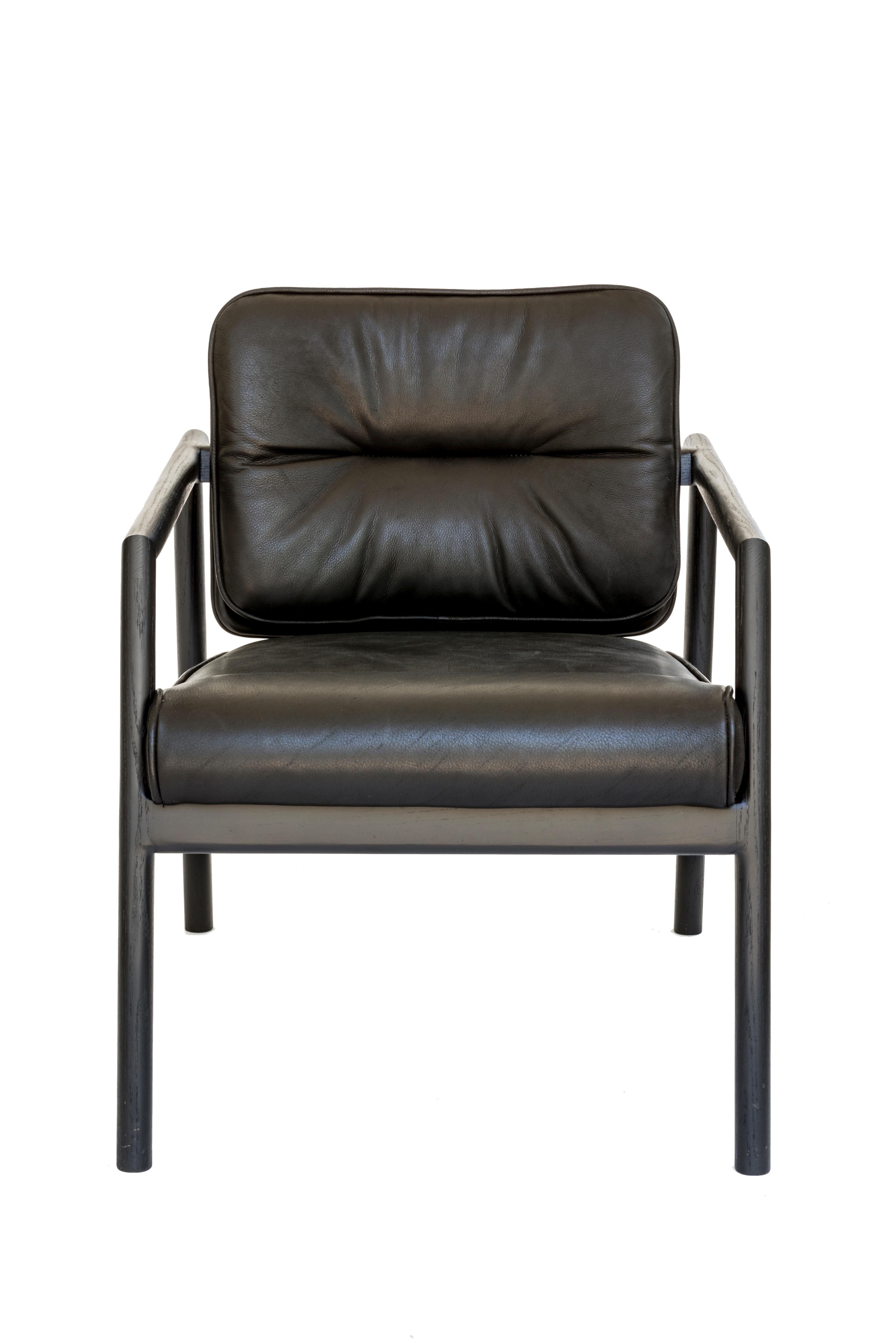 Chris Earl, Moresby-Sessel aus ebonisierter Eiche und schwarzem Leder (Moderne der Mitte des Jahrhunderts) im Angebot