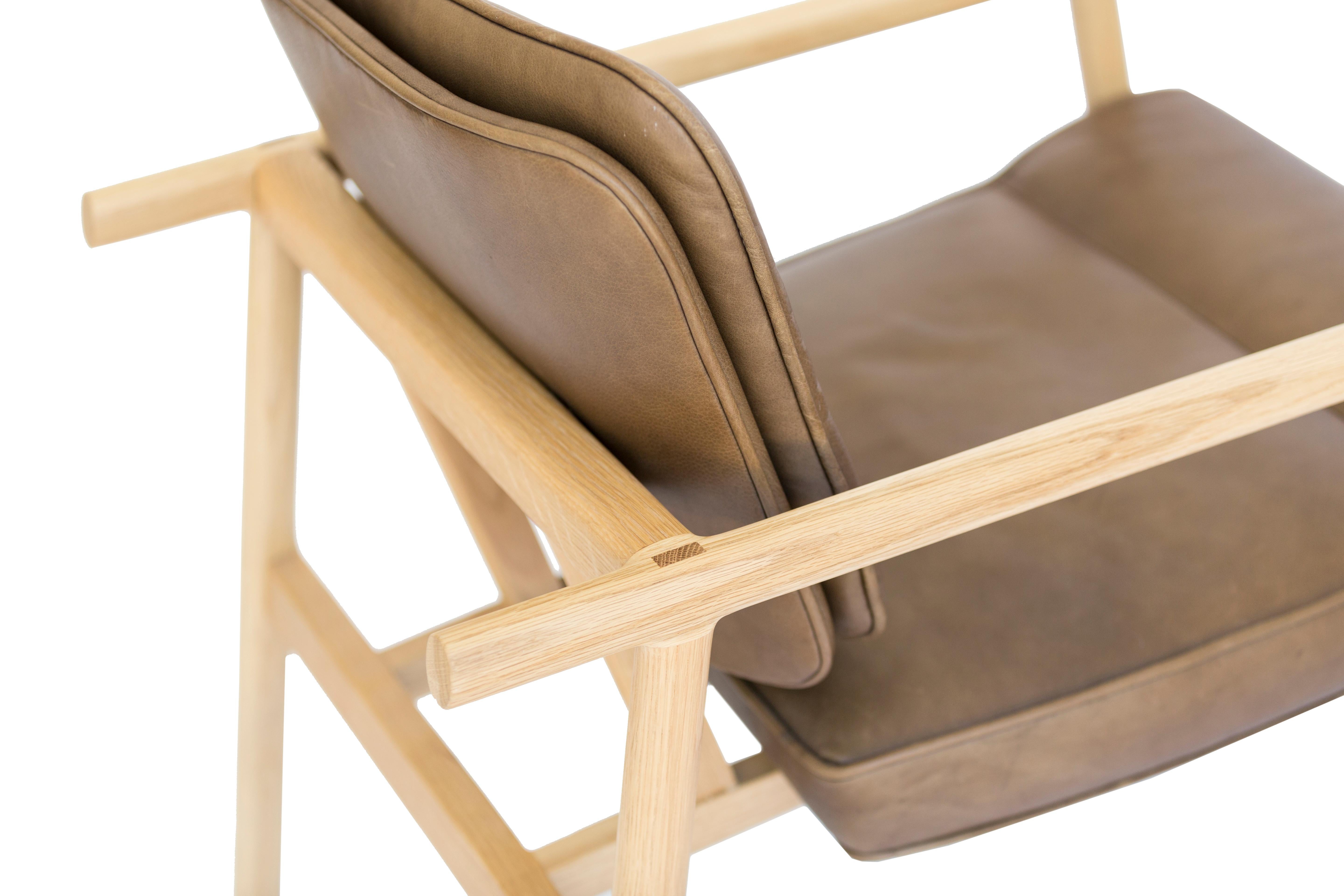 Chris Earl: Moresby-Sessel aus Natureiche und Olivenleder (Moderne der Mitte des Jahrhunderts) im Angebot