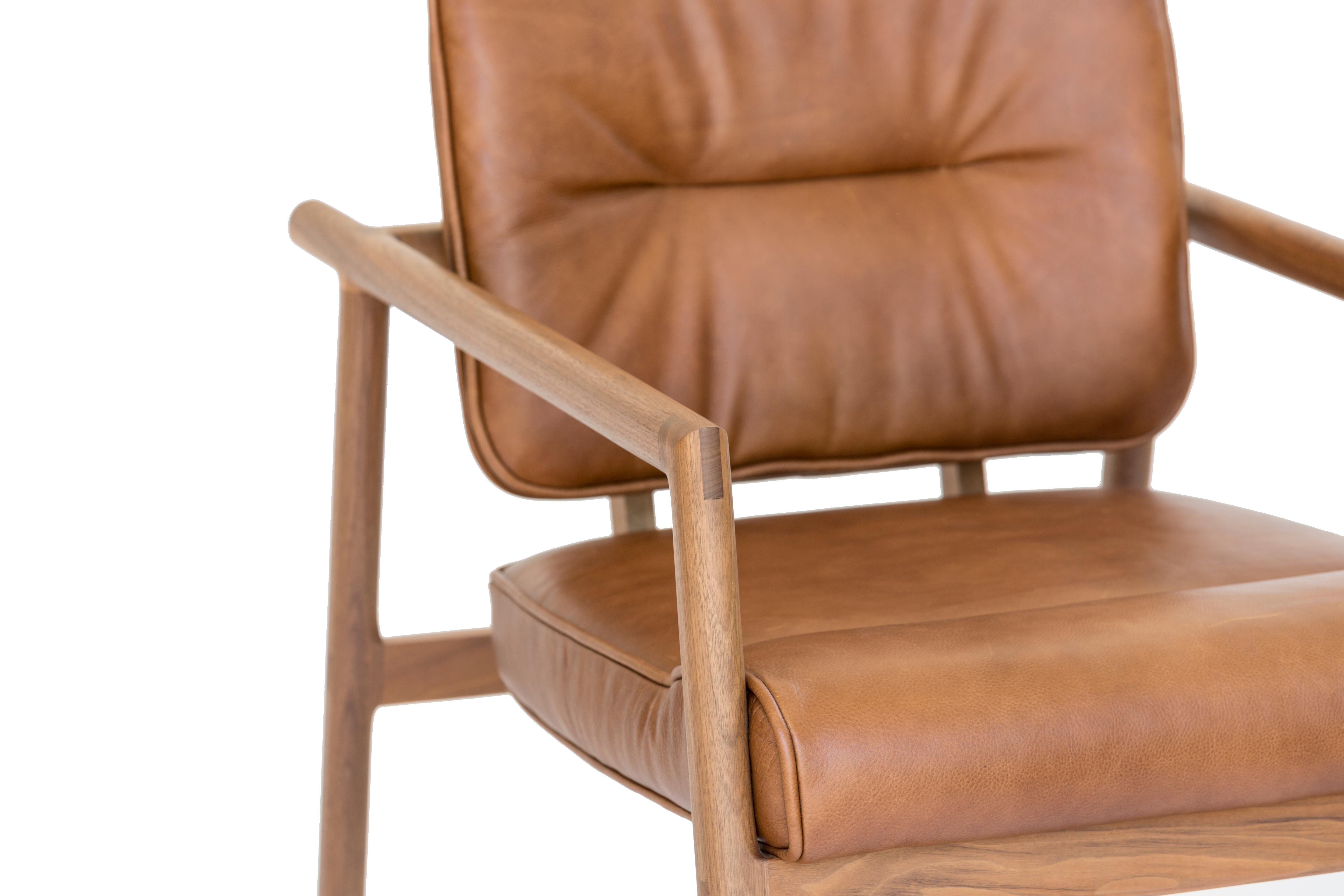 Chris Earl Moresby-Sessel aus Nussbaum, Kamelleder (Moderne der Mitte des Jahrhunderts) im Angebot