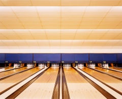 Bowling Alley, Chris Frazer Smith – Zeitgenössische Fotografie, Sport, Inneneinrichtung