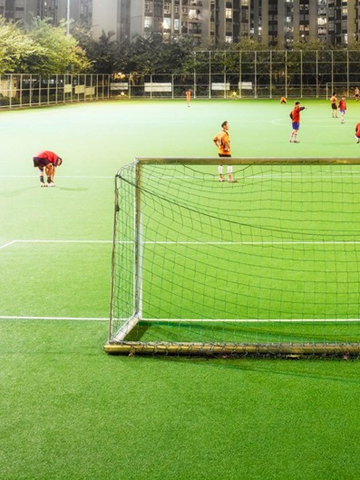 Hong Kong Football, Chris Frazer Smith – Zeitgenössische Fotografie, Sport im Angebot 2