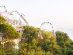 Montaña rusa - Parque de atracciones costero en la naturaleza Impresión fotográfica