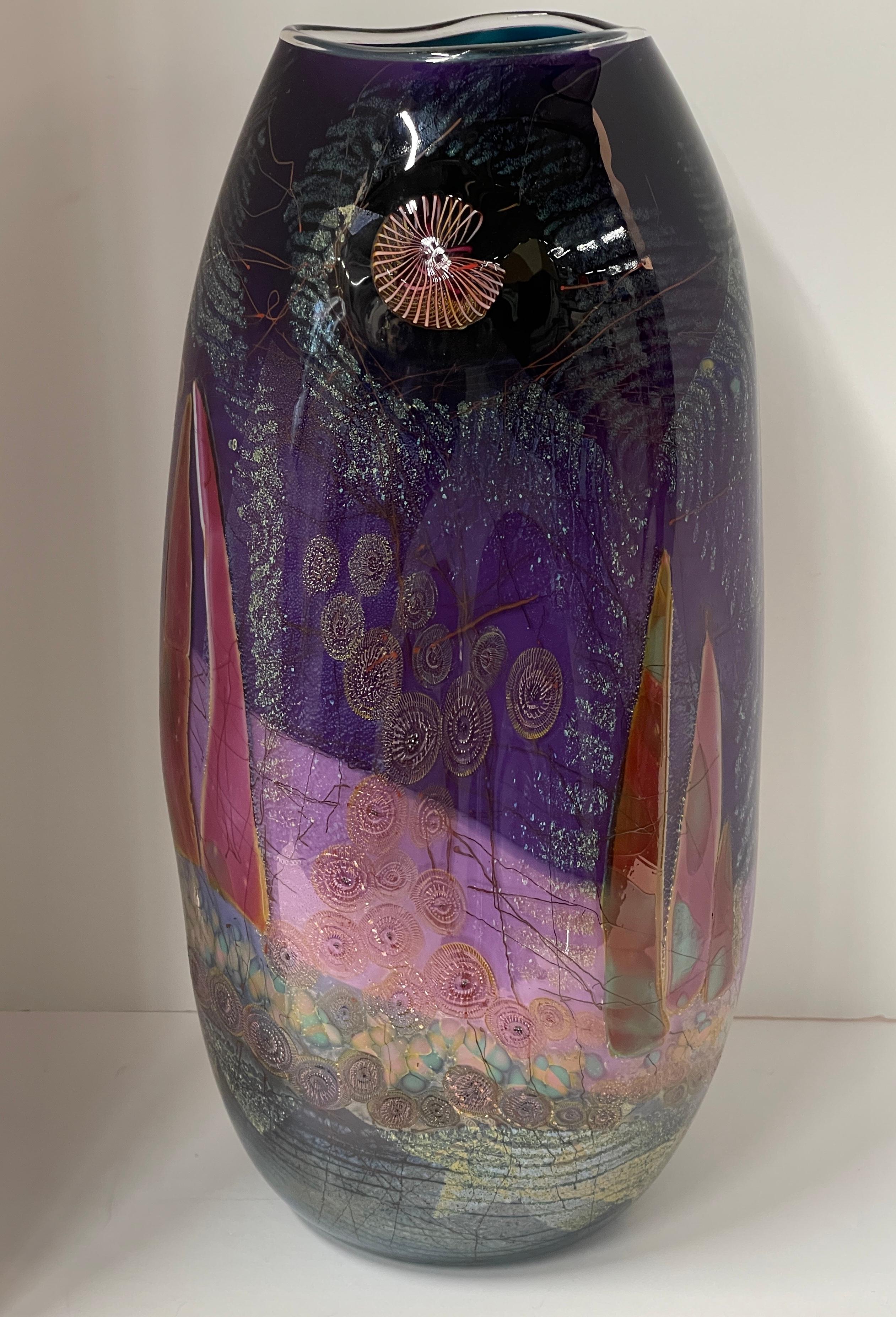 Magnifique vase en verre d'art réalisé par le célèbre artiste de l'Oregon Chris Hawthorne. Superbes détails et couleurs. En bon état.