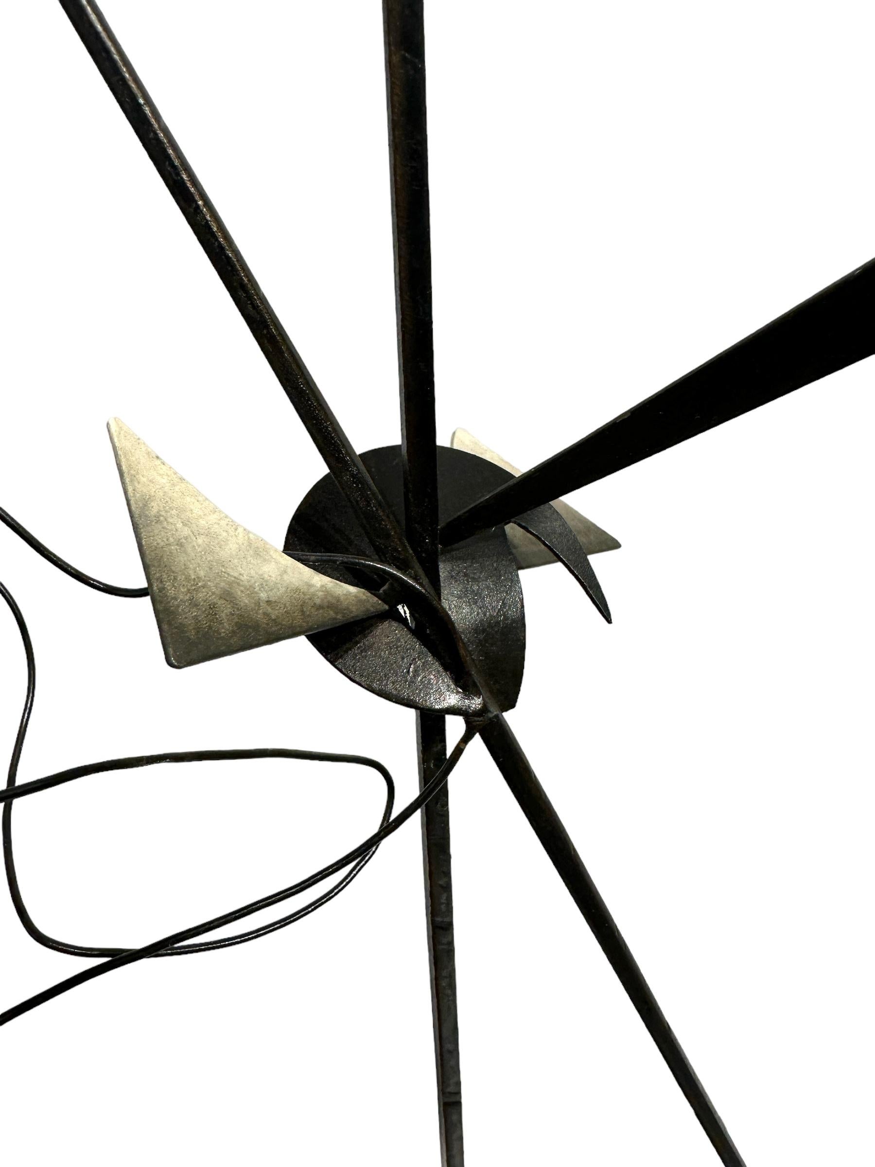 Free Flow - Abstrakte geometrische Form, handbemalte Skulptur aus geschweißtem Stahlblech  im Angebot 4