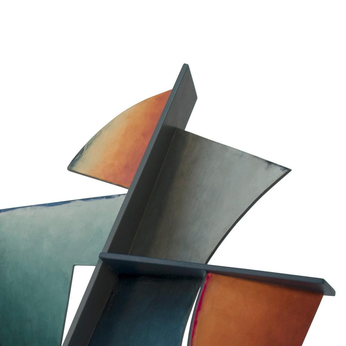 Nightfall – handbemalte geschweißte Stahlskulptur abstrakte geometrische Form – Sculpture von Chris Hill
