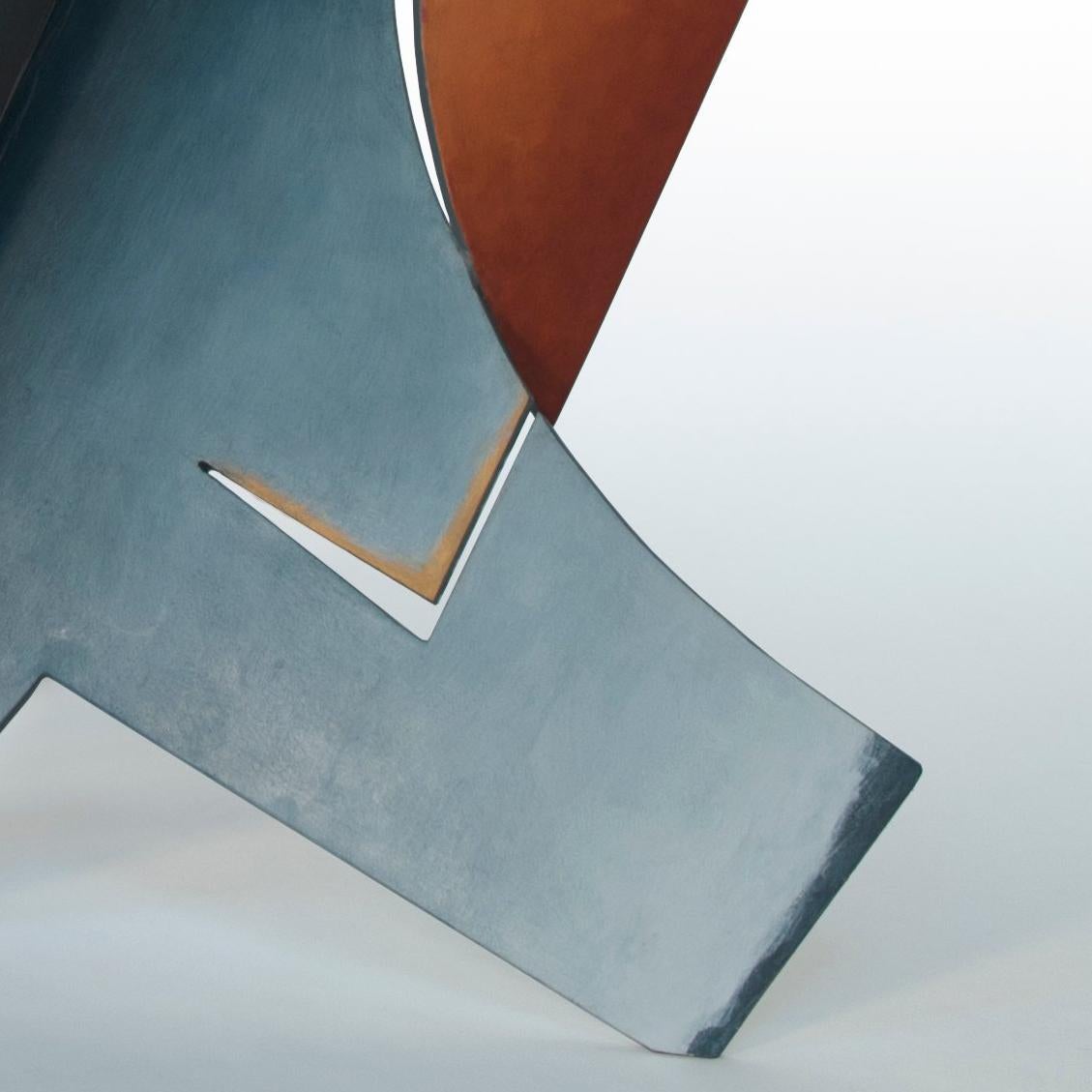 Nightfall – handbemalte geschweißte Stahlskulptur abstrakte geometrische Form (Grau), Abstract Sculpture, von Chris Hill