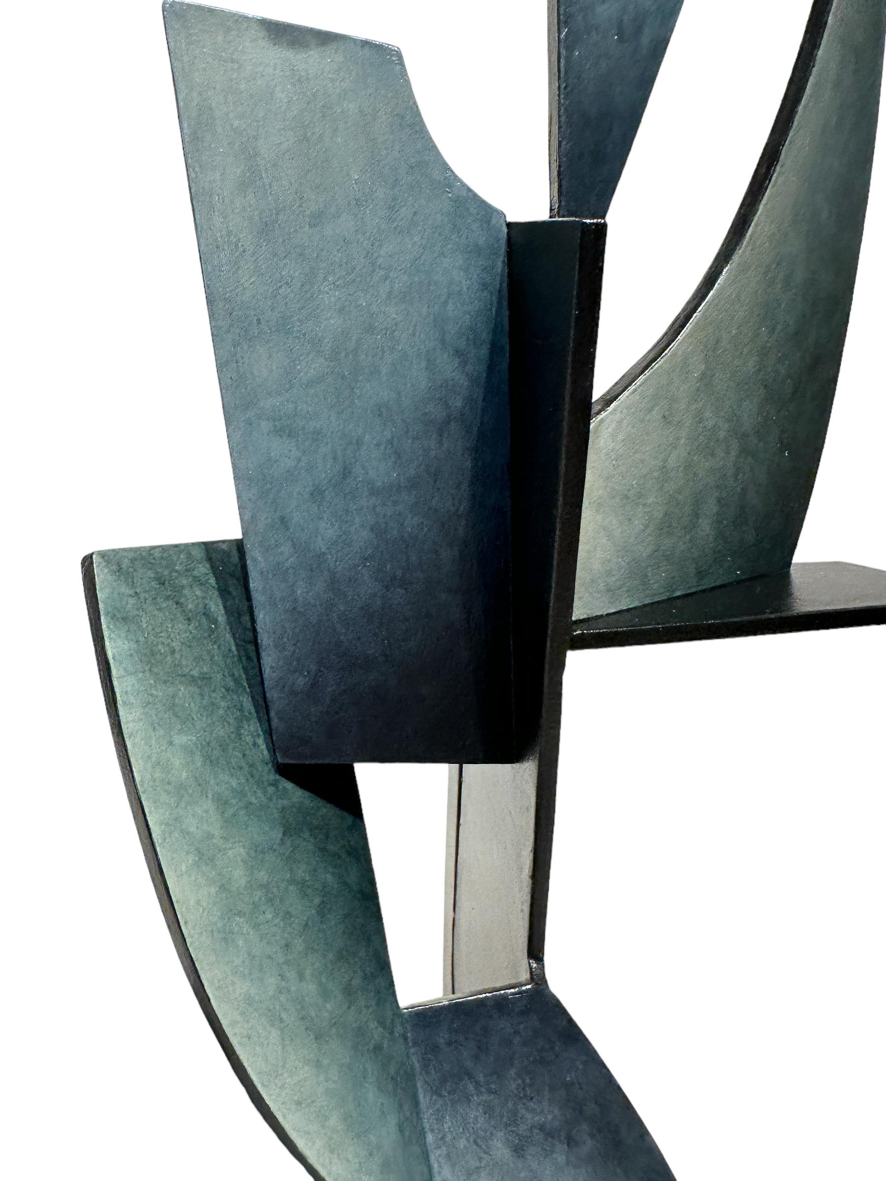 Diese dynamische, tischgroße Skulptur besteht aus Stahlblechen, die in einem abstrakten, geometrischen Muster zusammengeschweißt und anschließend mit einer Acrylfarbe bemalt wurden, um die Oberfläche zu verbessern. Während sich das Werk an eine