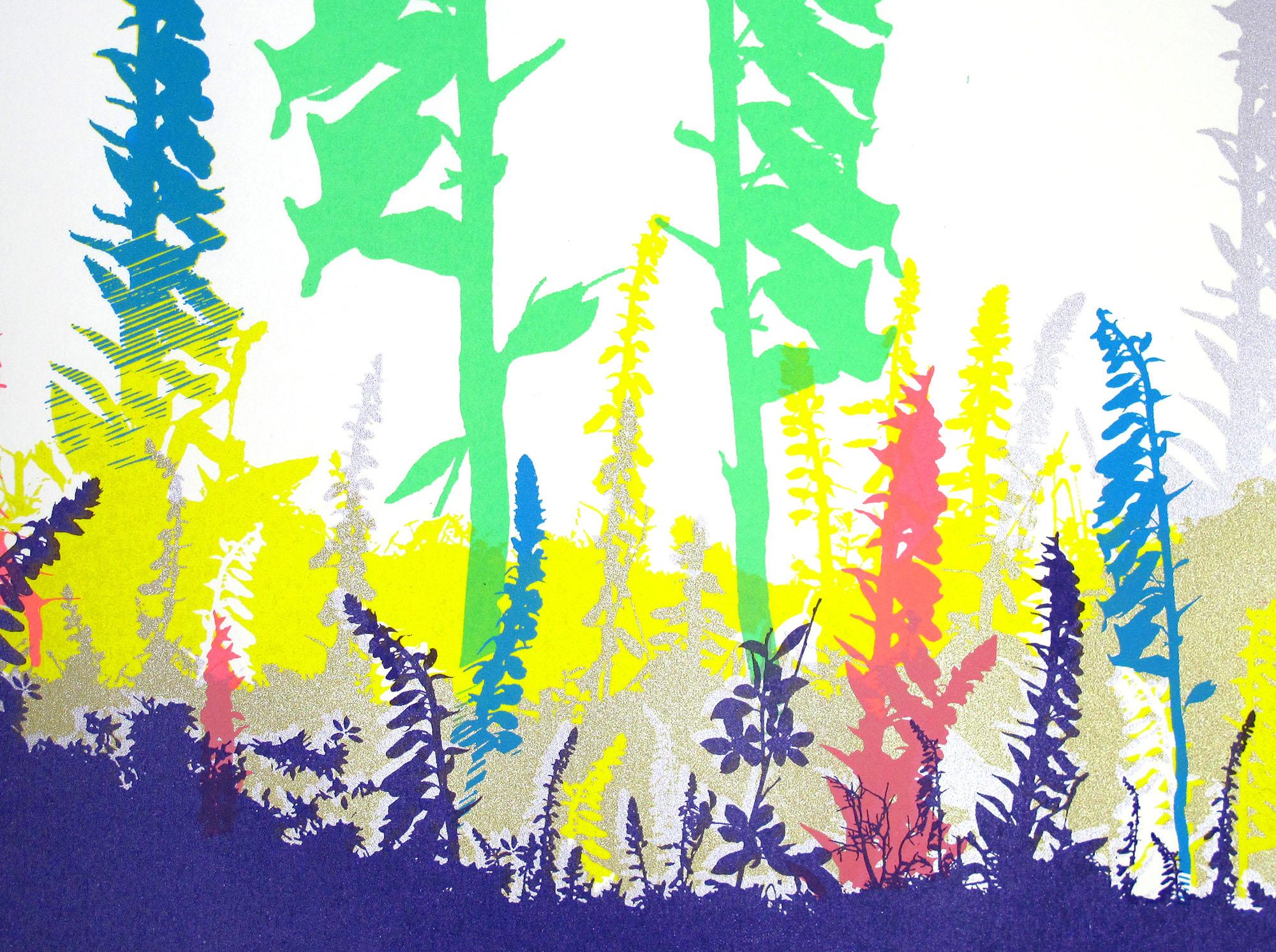 Foxglove, Druck in limitierter Auflage, Blumenkunst, farbenfrohe, erschwingliche Kunst (Beige), Landscape Print, von Chris Keegan