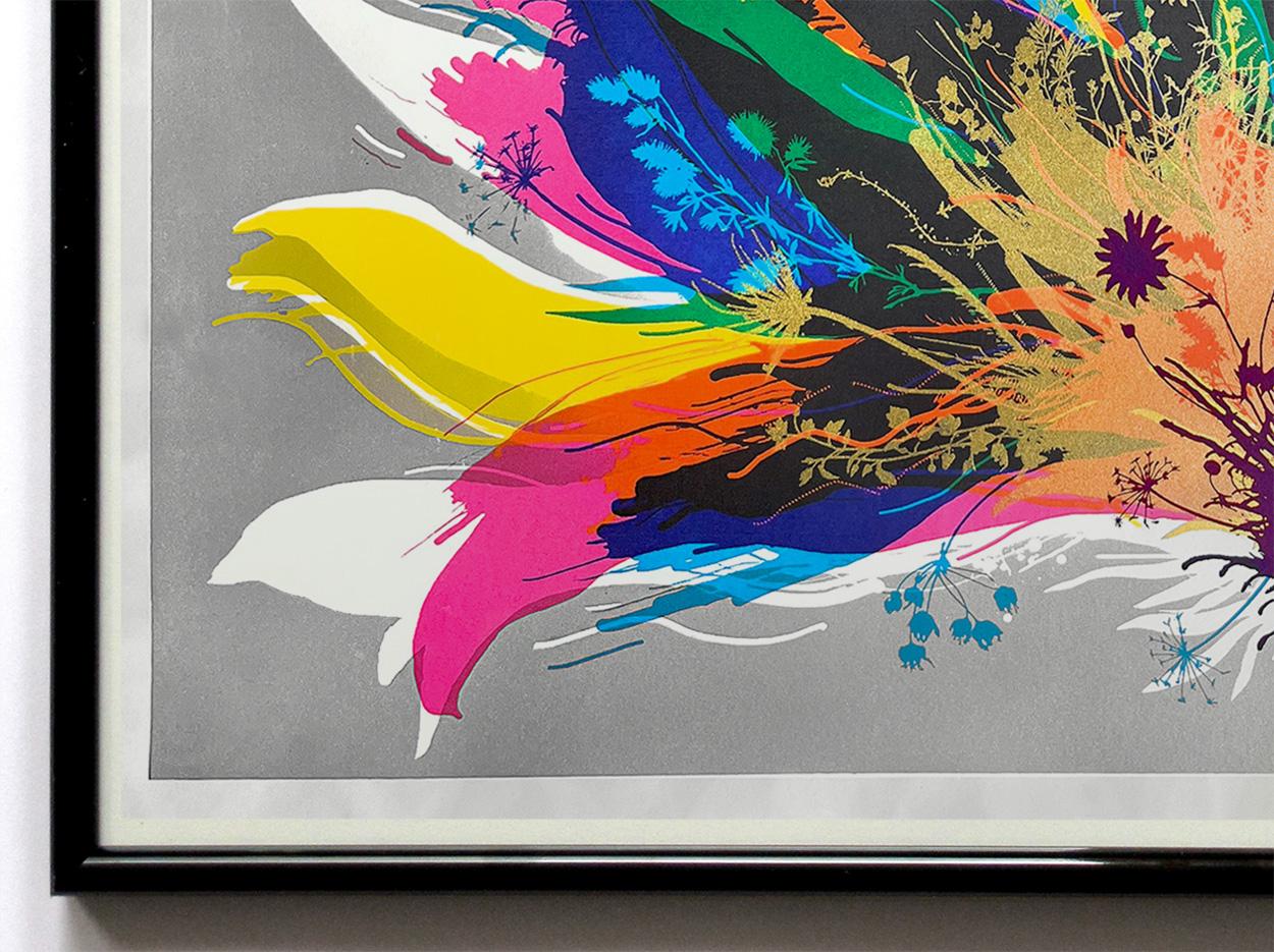 Una semplice vista laterale di un cespo di fiori in piena fioritura. Una combinazione di pennellate solide e ampie con sottili elementi botanici in sei strati, tra cui argento e oro metallizzato. L'ispirazione per questa stampa è arrivata quando ho