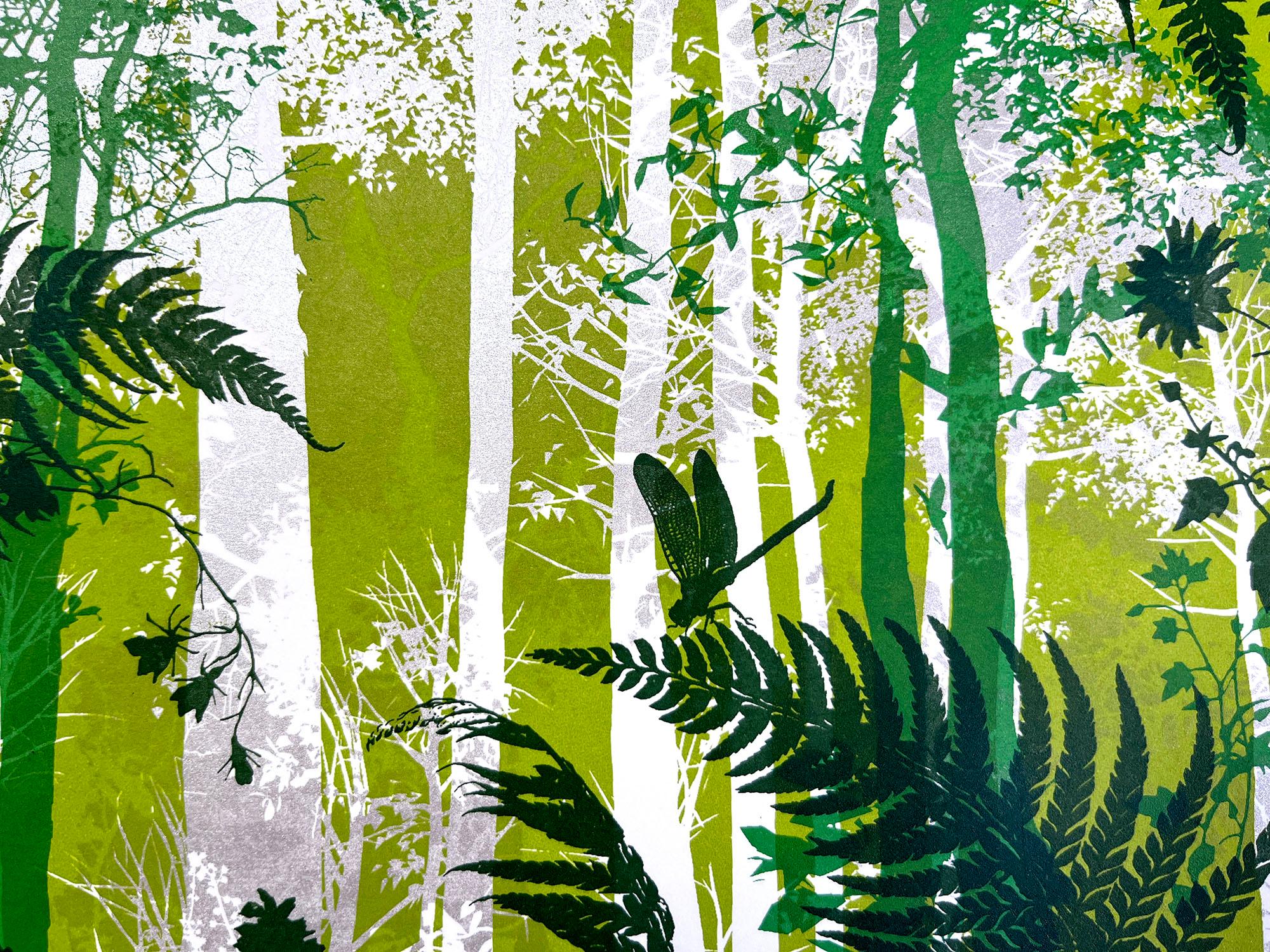 Se trata de una alegre serigrafía a cuatro colores con una orquídea salvaje que crece entre altos árboles del bosque. La capa de tinta plata metalizada del fondo crea una luz blanca negativa que contrasta con los verdes más oscuros del primer plano,