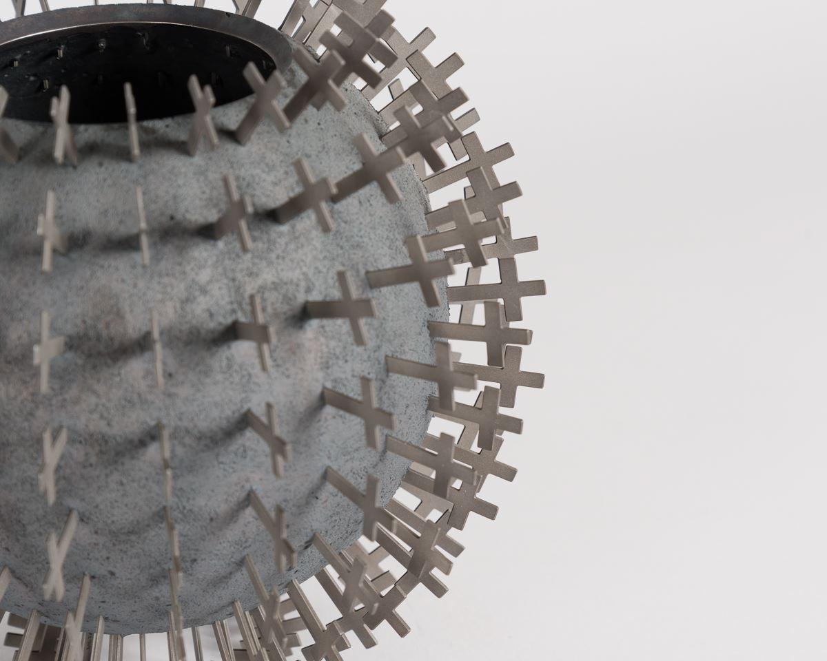 Altro Chris Knight, Ciotola scultorea in argento e acciaio con croci, Regno Unito, 2015 in vendita