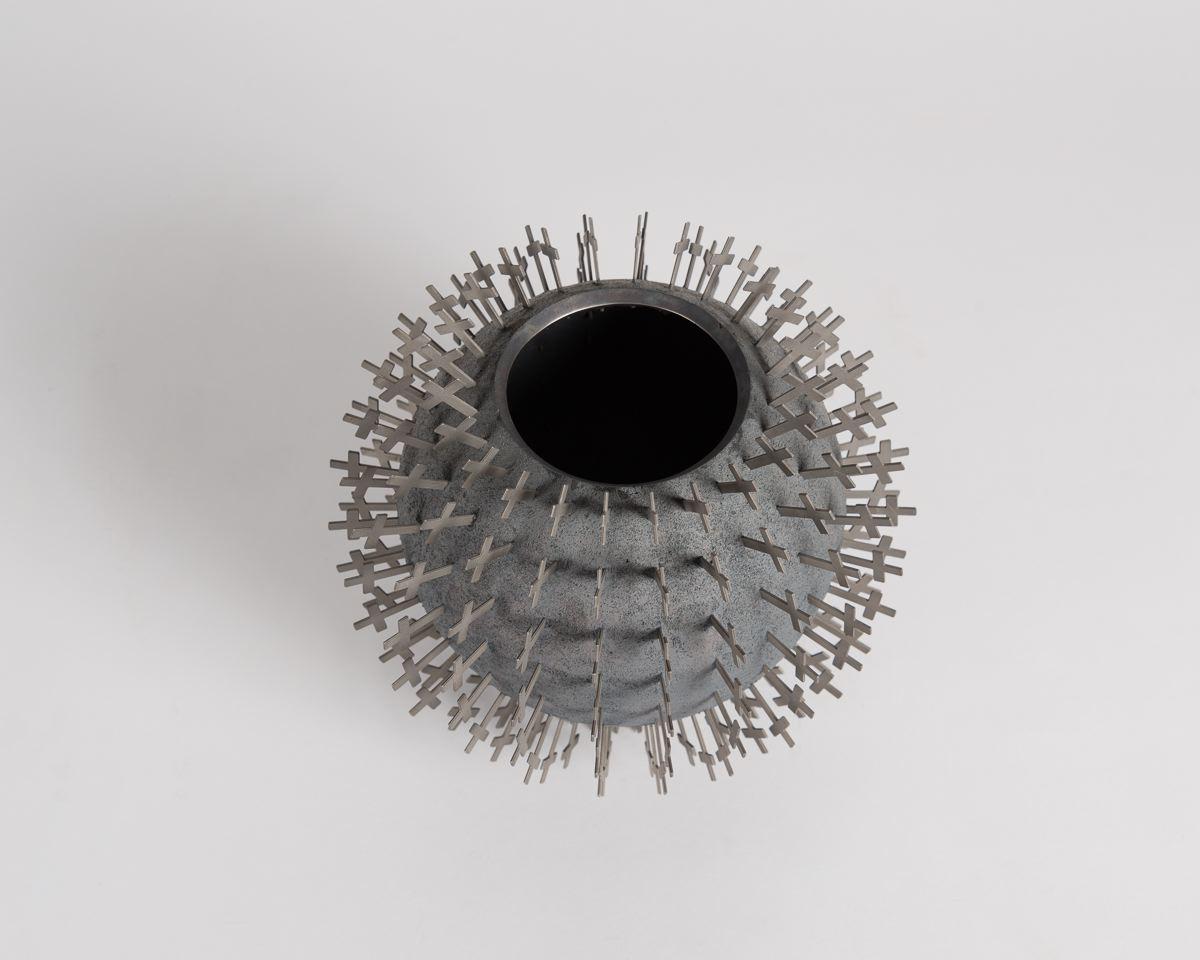 Britannico Chris Knight, Ciotola scultorea in argento e acciaio con croci, Regno Unito, 2015 in vendita