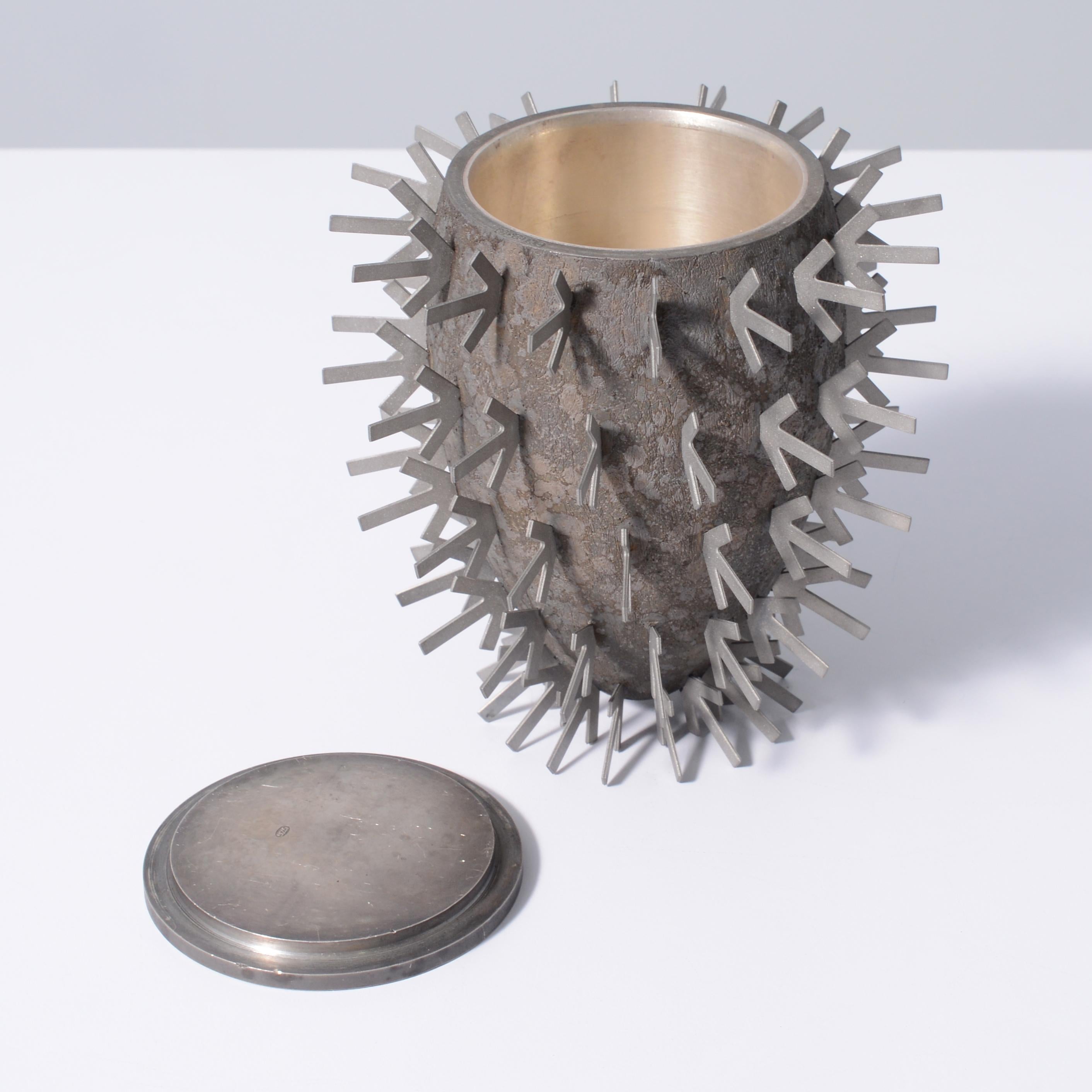 Moderno Chris Knight SILVER BULLET Vaso coperto in vendita