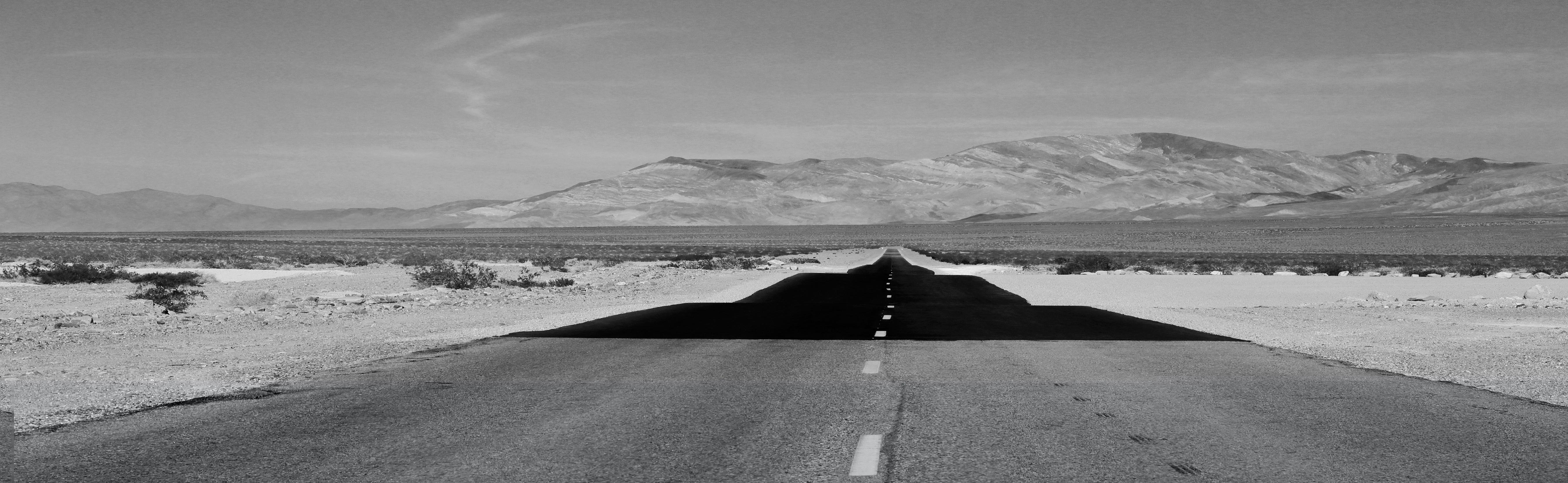 Chris Little Landscape Photograph – Schwarz-Weiß-Fotografie „Black Top Ahead“ – Schwarz-Weiß-Fotografie – Walker Evans