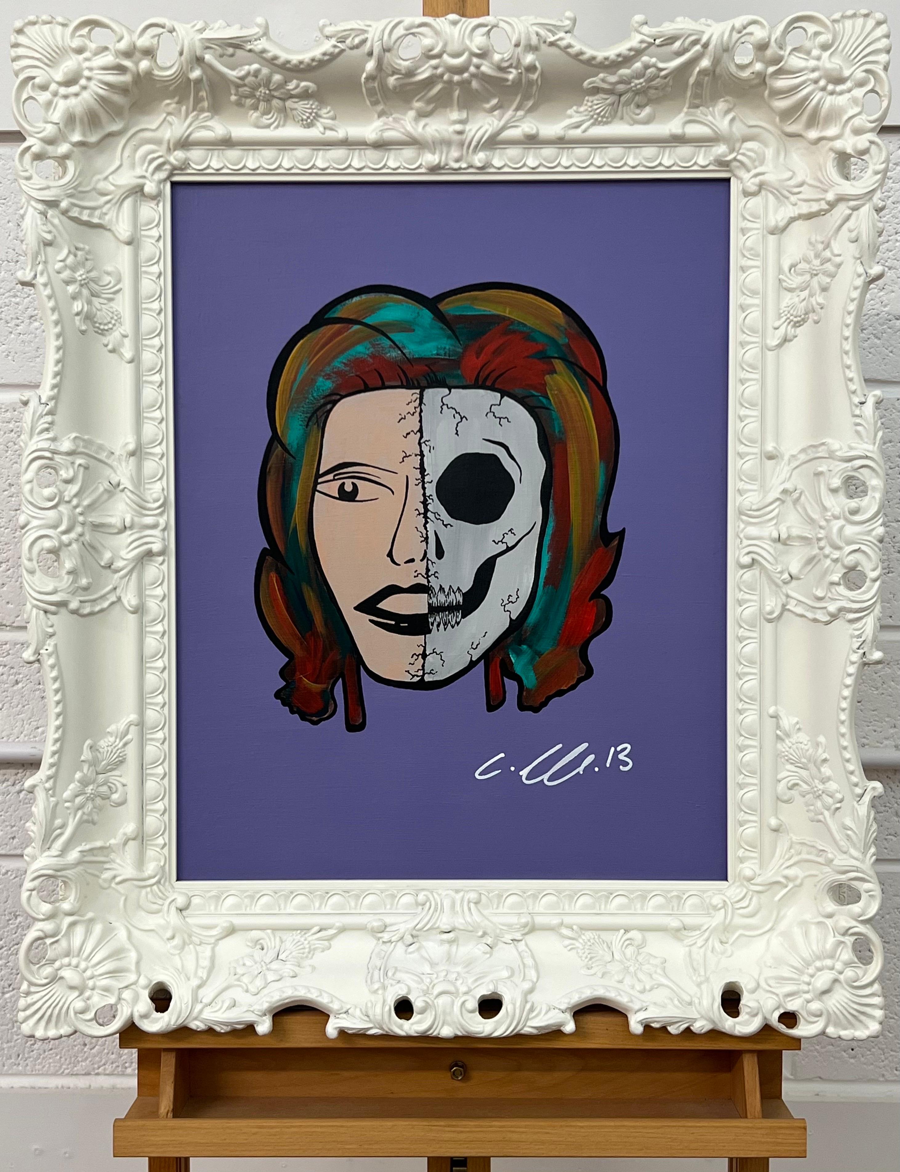 Half Skull & Female Face Portrait Pop Art von Chris Pegg, britischer Urban Graffiti Künstler. Fliederfarbener Hintergrund. Präsentiert in einem hochwertigen, verschnörkelten weißen Rahmen. 

Kunst misst 20 x 16 Zoll 
Rahmen misst 26 x 22 Zoll