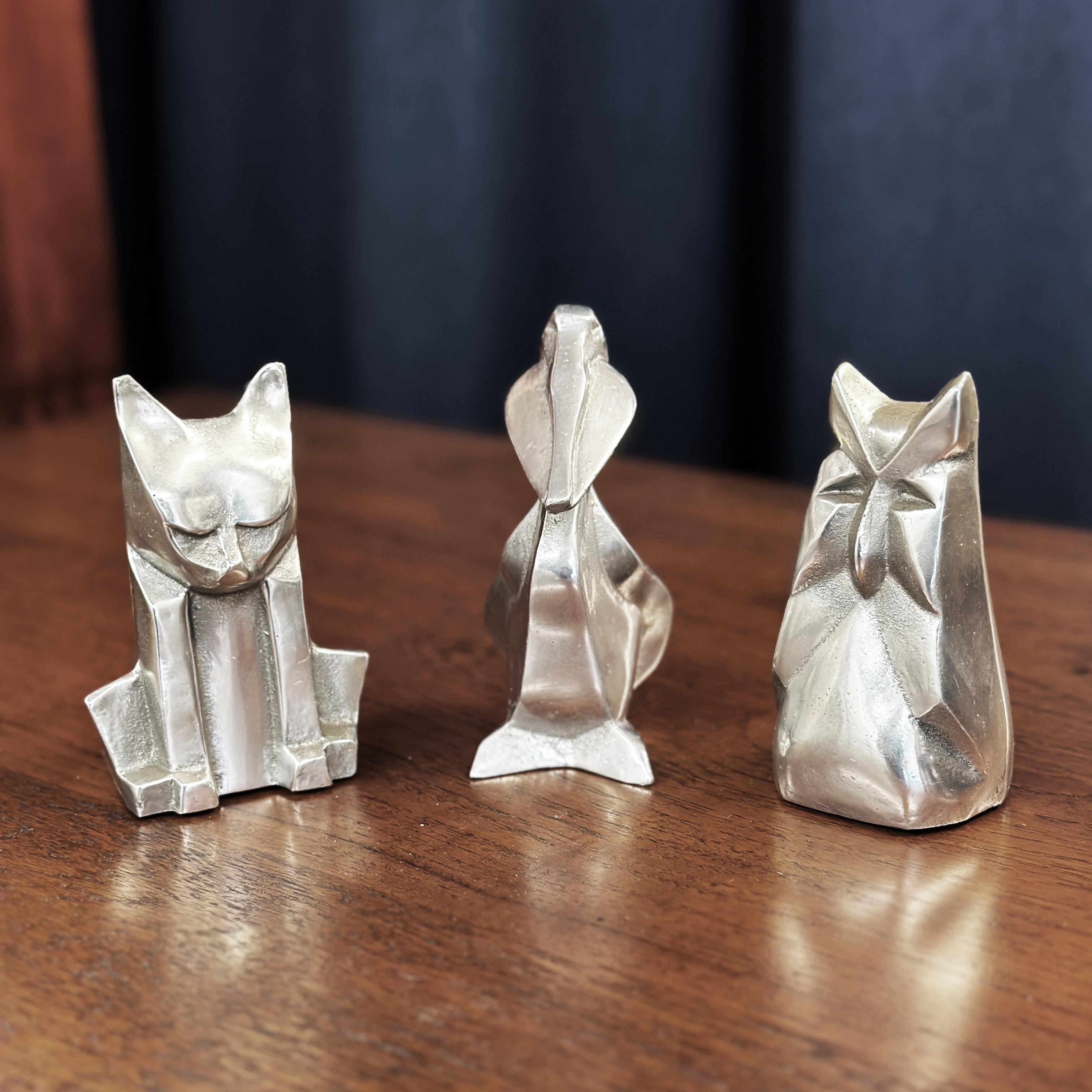 Eleva tu espacio con el caprichoso encanto de este trío de esculturas de aluminio fundido firmadas por Chris Petersen en la década de 1970: gato, búho y un raro pelícano.

En la década de 1970, los artistas empezaron a adoptar el aluminio como medio