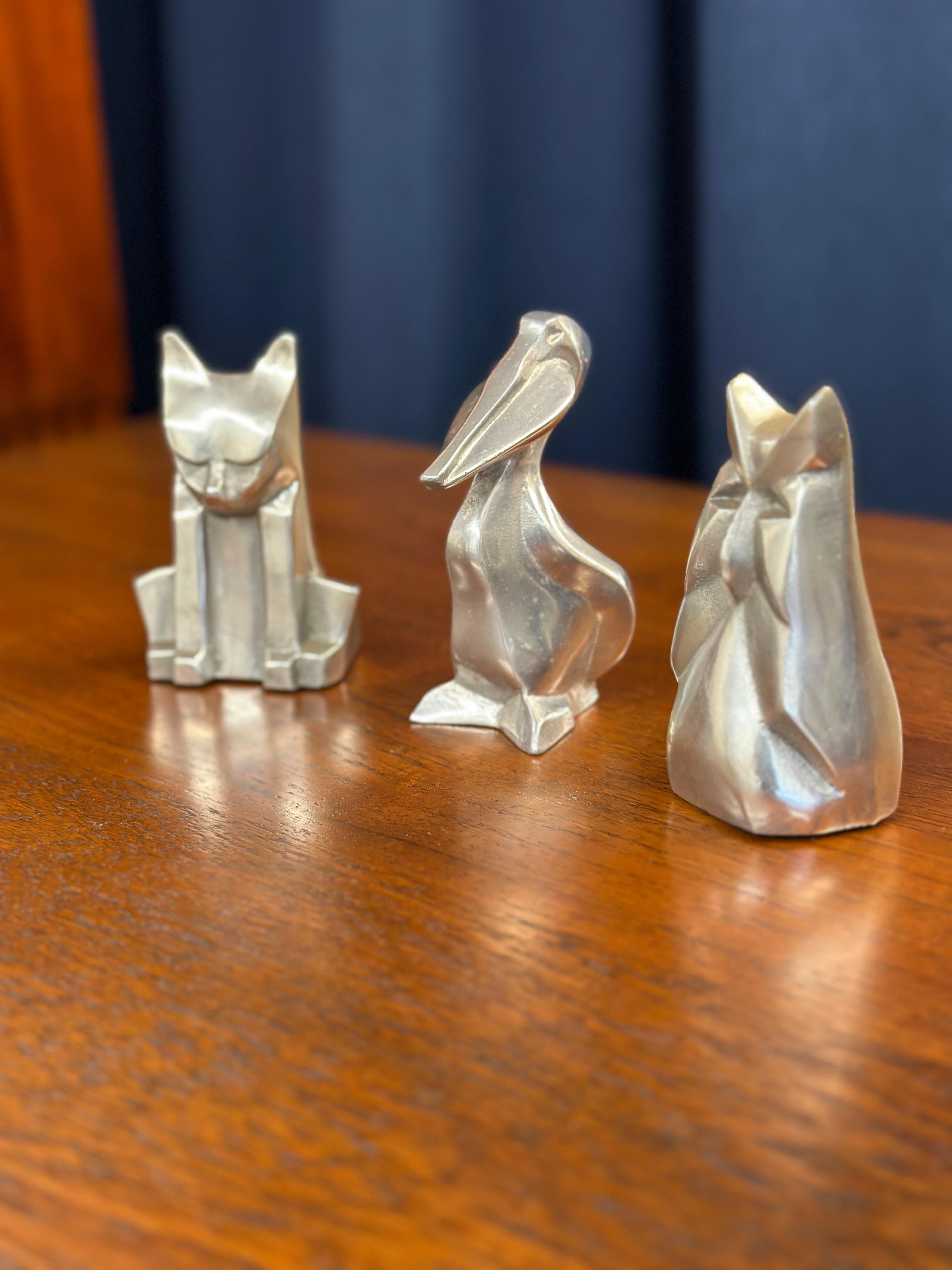 Trío de esculturas de Chris Petersen: Gato, Pelícano y Búho en venta 1