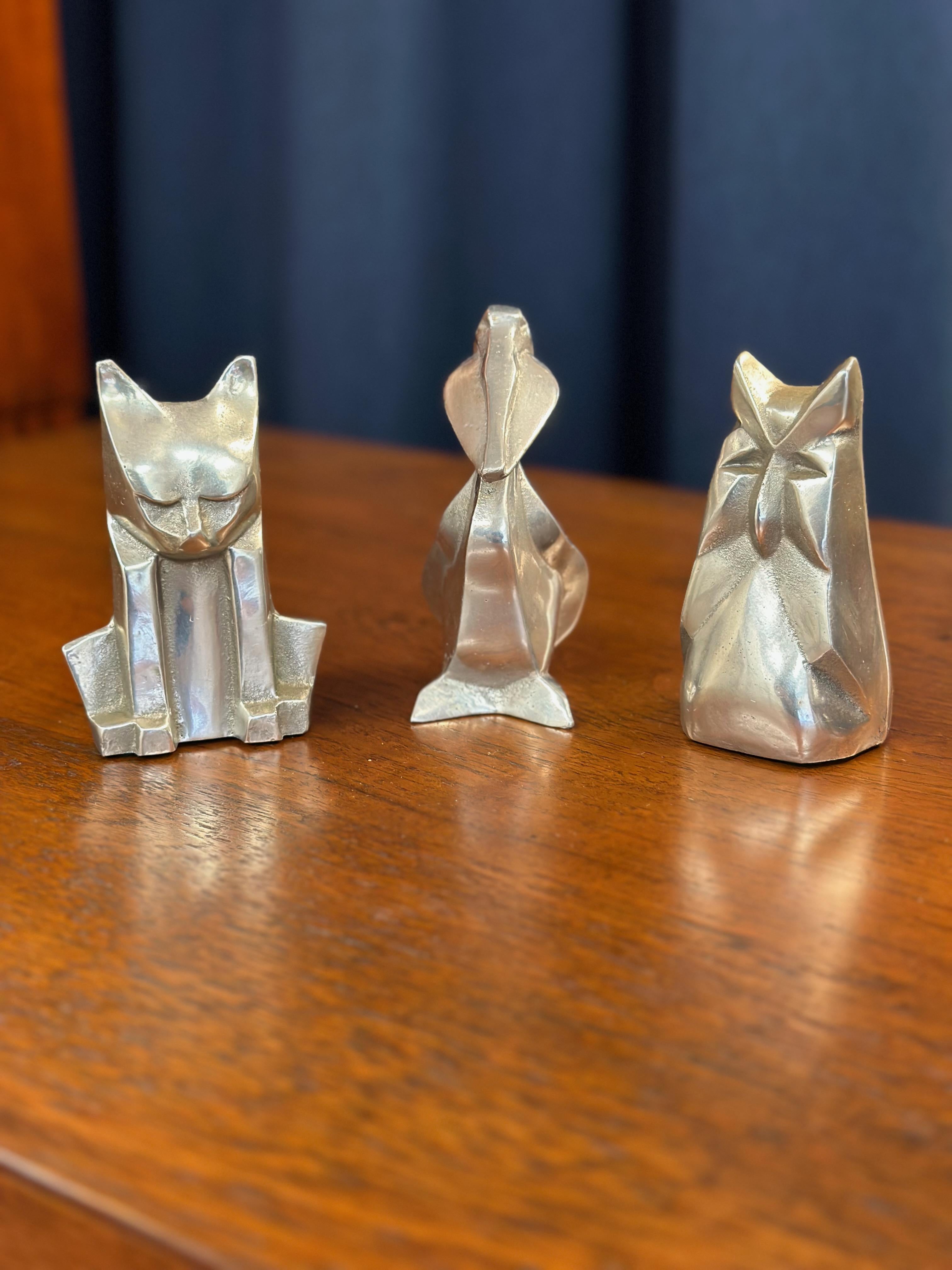 Trío de esculturas de Chris Petersen: Gato, Pelícano y Búho en venta 2